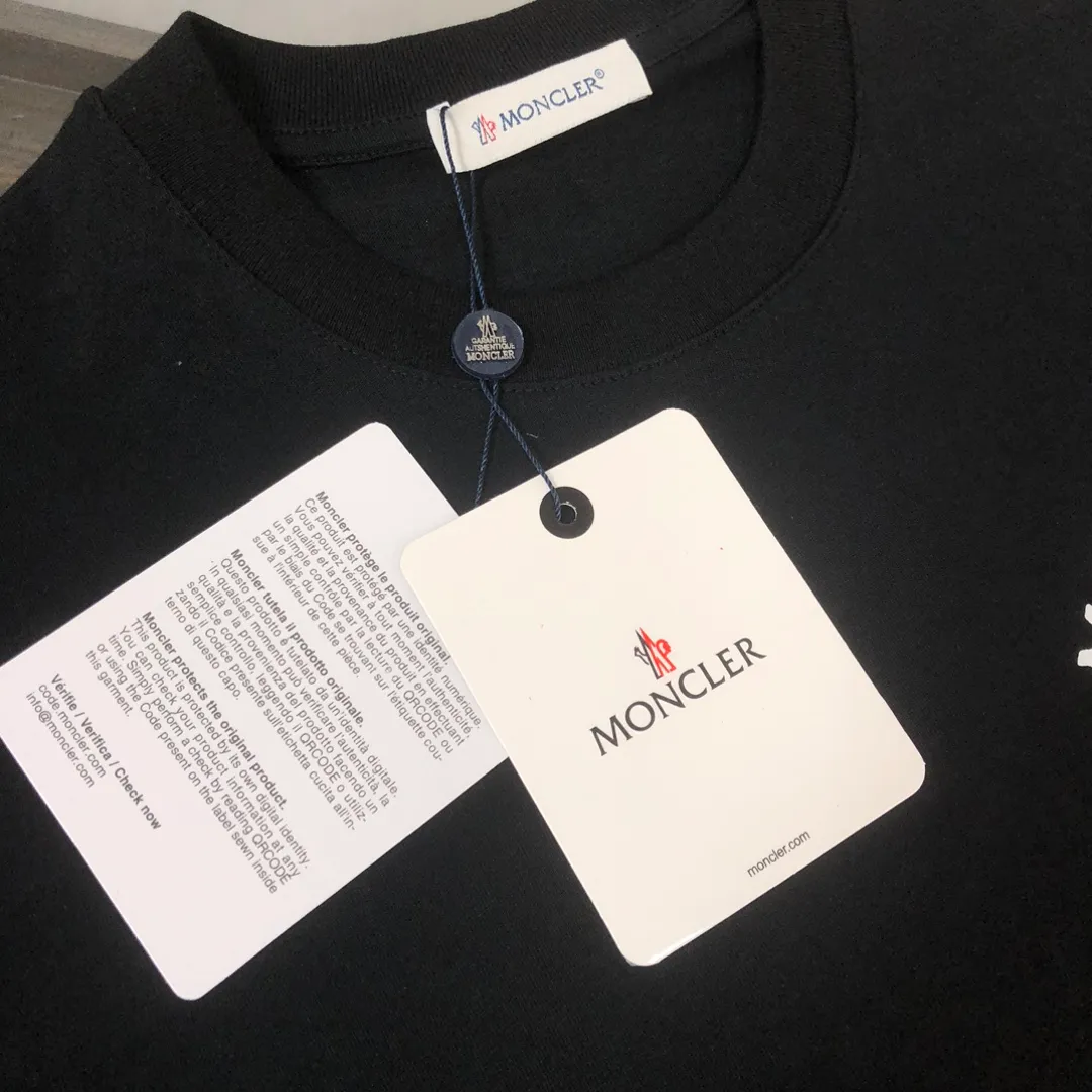 P160 MONCLER 2025 latest couple style round neck short-sleeved couple T-shirt, new spring and summer product, high quality 🔥🔥Three-dimensional logo letter logo printing technology on the chest! Fashionable and versatile trendy styles, customized imported fabrics! Comfortable to wear, breathable, fashionable without losing personality, the upper body is casual and casual, handsome and stylish, showing the temperament of a big brand. All three standards are complete! ! Color: Black White Size: S M L XL (Loose fit, please state your height and weight when placing an order)
