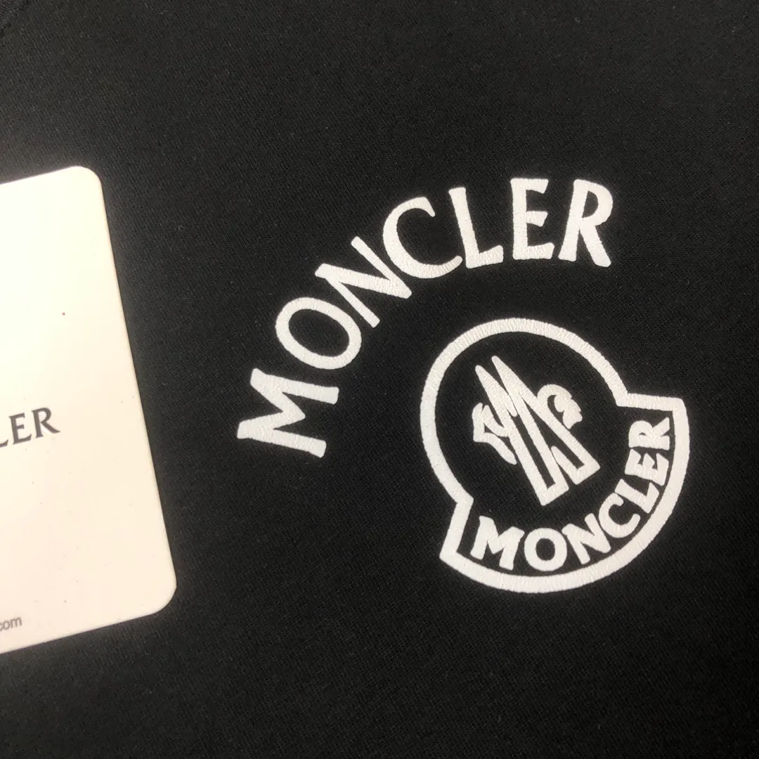 P160 MONCLER 2025 latest couple style round neck short-sleeved couple T-shirt, new spring and summer product, high quality 🔥🔥Three-dimensional logo letter logo printing technology on the chest! Fashionable and versatile trendy styles, customized imported fabrics! Comfortable to wear, breathable, fashionable without losing personality, the upper body is casual and casual, handsome and stylish, showing the temperament of a big brand. All three standards are complete! ! Color: Black White Size: S M L XL (Loose fit, please state your height and weight when placing an order)