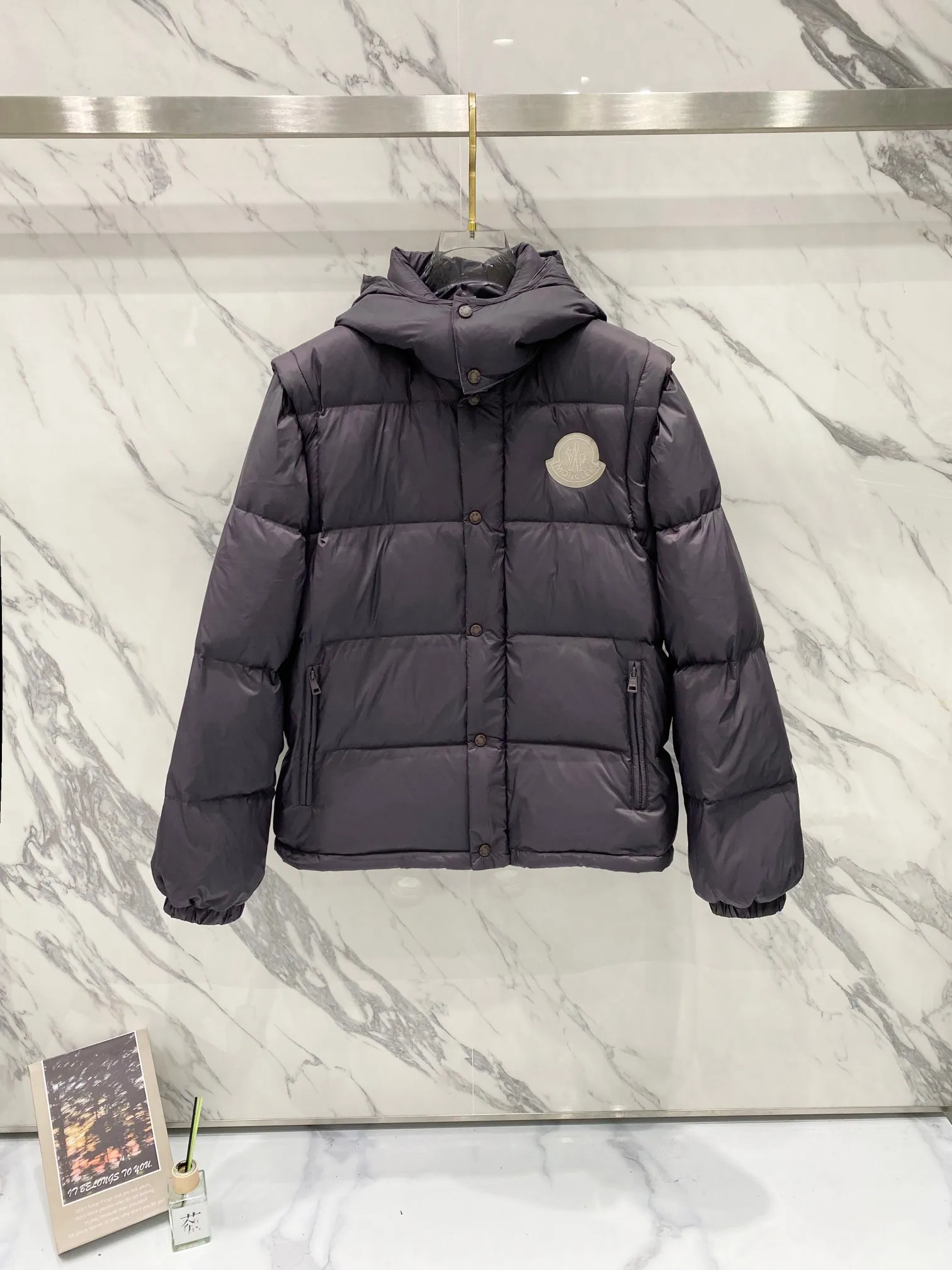 P720 Moncler/Moncler Cyclone two-in-one detachable down jacket. Original dark brown | different from the black version on the market. Comes standard with the same canvas handbag at the counter (default -10 for return and loss). Stand-up collar, hooded and detachable sleeve design, one jacket can be worn in a variety of styles, suitable for various looks! Men and women can match as they like!  ▪️Fabric purchased from the original Korean buyer’s official website! Disassemble the original color and customize it! 25D480T nylon windproof and rainproof fabric, anti-wrinkle, anti-static and quick-drying, soft and skin-friendly, extremely comfortable for the upper body! Imported pigment dyed fabric, features: light, waterproof, calendered film to prevent lint and leakage!  ▪️Filling The filling is the new national standard 80 pure white duck down! 700 fill power! Huge fluffy! Easily survive the winter in one piece in the north! Four layers of 400D film-coated bile cloth on the front and back! Rest assured that after washing and wearing it for several years, the lint will not get lost!  ▪️Hardware accessories, original disassembly, mold opening and custom-made four-button buckles, zipper pullers, all with the same LOGO and engraving as the original! Tags, hanging beads, washing, stickers, all original details restored! Really high quality!  Color: Dark Brown Size: M L Xl