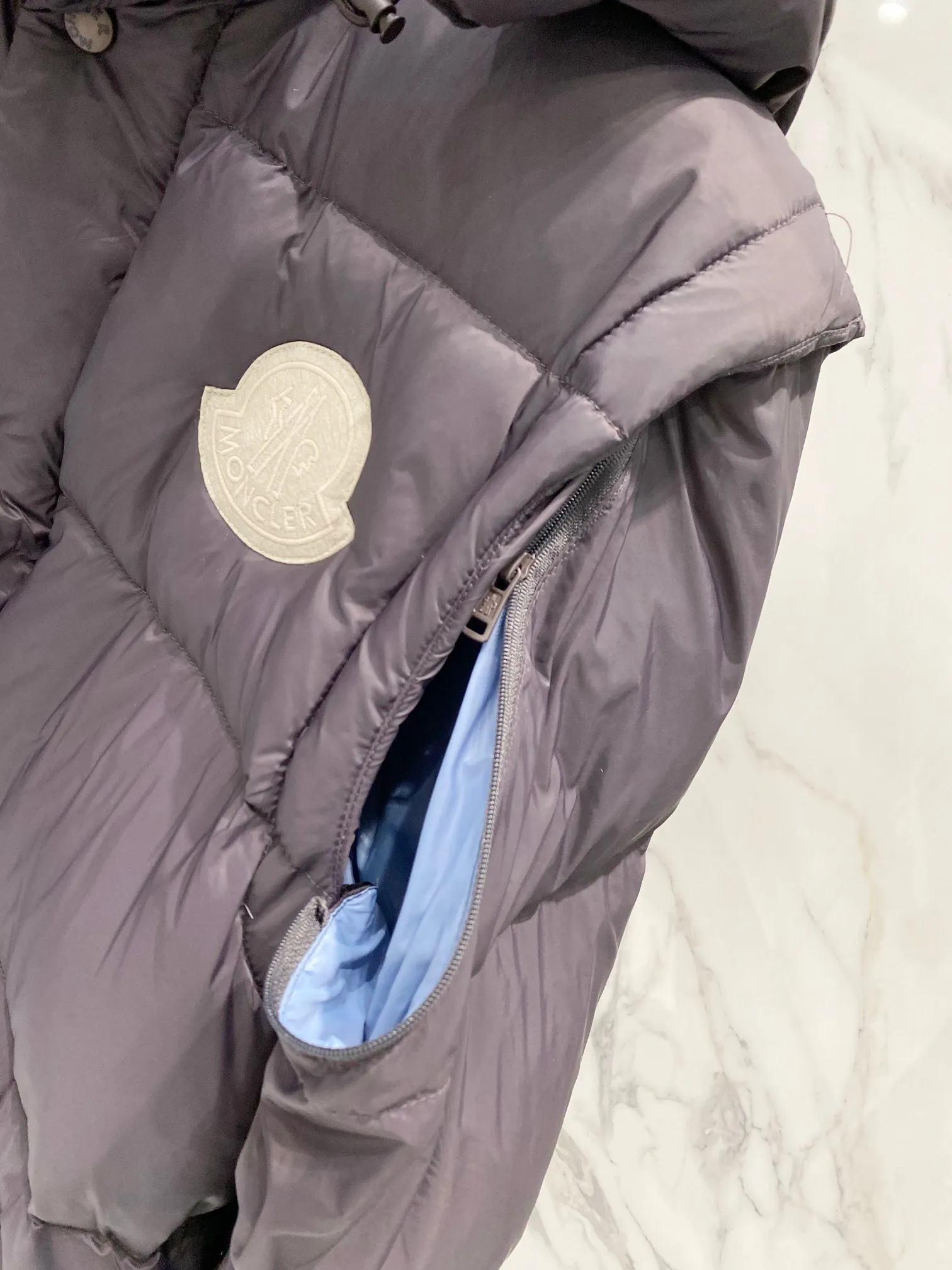 P720 Moncler/Moncler Cyclone two-in-one detachable down jacket. Original dark brown | different from the black version on the market. Comes standard with the same canvas handbag at the counter (default -10 for return and loss). Stand-up collar, hooded and detachable sleeve design, one jacket can be worn in a variety of styles, suitable for various looks! Men and women can match as they like!  ▪️Fabric purchased from the original Korean buyer’s official website! Disassemble the original color and customize it! 25D480T nylon windproof and rainproof fabric, anti-wrinkle, anti-static and quick-drying, soft and skin-friendly, extremely comfortable for the upper body! Imported pigment dyed fabric, features: light, waterproof, calendered film to prevent lint and leakage!  ▪️Filling The filling is the new national standard 80 pure white duck down! 700 fill power! Huge fluffy! Easily survive the winter in one piece in the north! Four layers of 400D film-coated bile cloth on the front and back! Rest assured that after washing and wearing it for several years, the lint will not get lost!  ▪️Hardware accessories, original disassembly, mold opening and custom-made four-button buckles, zipper pullers, all with the same LOGO and engraving as the original! Tags, hanging beads, washing, stickers, all original details restored! Really high quality!  Color: Dark Brown Size: M L Xl