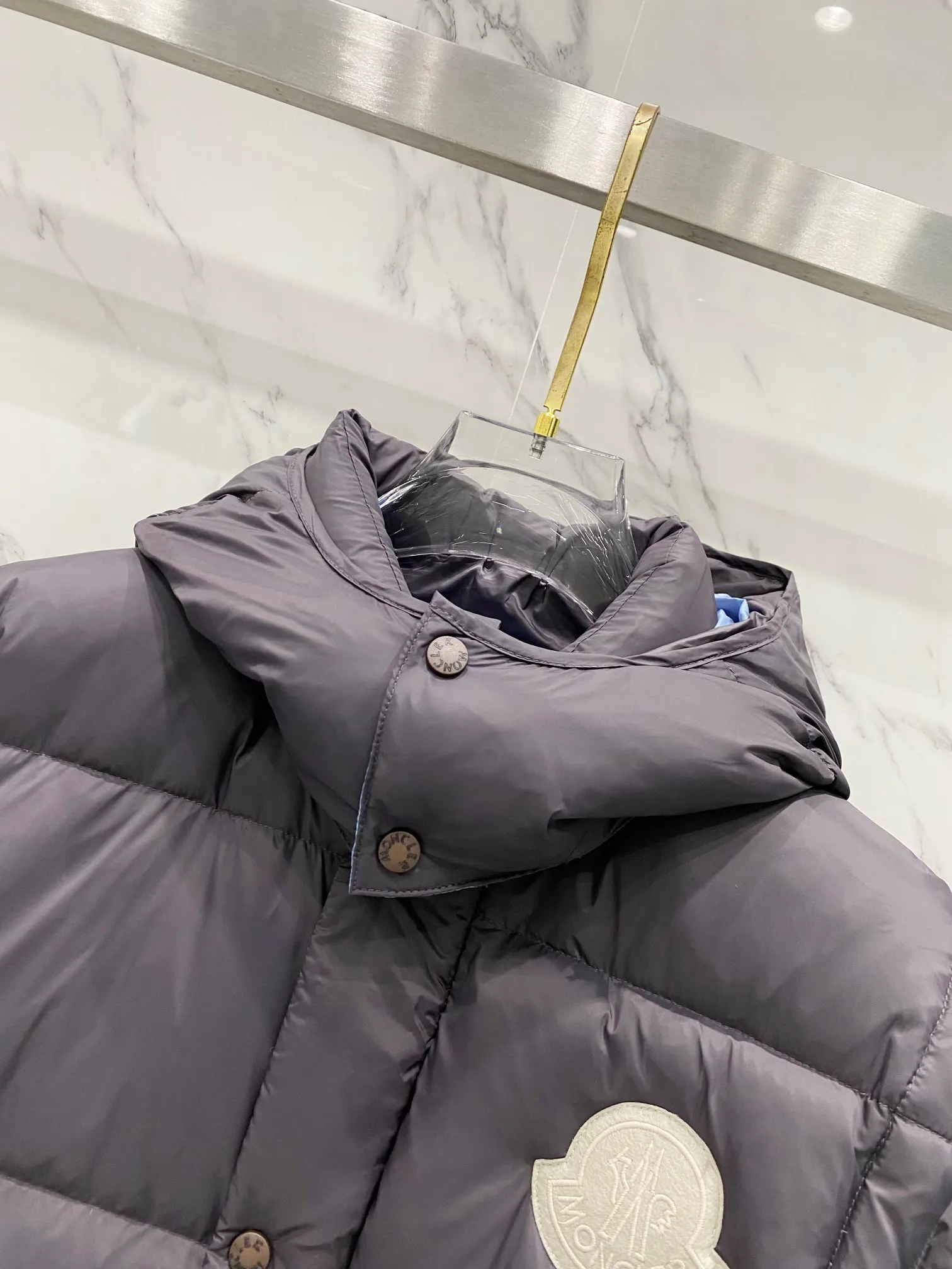P720 Moncler/Moncler Cyclone two-in-one detachable down jacket. Original dark brown | different from the black version on the market. Comes standard with the same canvas handbag at the counter (default -10 for return and loss). Stand-up collar, hooded and detachable sleeve design, one jacket can be worn in a variety of styles, suitable for various looks! Men and women can match as they like!  ▪️Fabric purchased from the original Korean buyer’s official website! Disassemble the original color and customize it! 25D480T nylon windproof and rainproof fabric, anti-wrinkle, anti-static and quick-drying, soft and skin-friendly, extremely comfortable for the upper body! Imported pigment dyed fabric, features: light, waterproof, calendered film to prevent lint and leakage!  ▪️Filling The filling is the new national standard 80 pure white duck down! 700 fill power! Huge fluffy! Easily survive the winter in one piece in the north! Four layers of 400D film-coated bile cloth on the front and back! Rest assured that after washing and wearing it for several years, the lint will not get lost!  ▪️Hardware accessories, original disassembly, mold opening and custom-made four-button buckles, zipper pullers, all with the same LOGO and engraving as the original! Tags, hanging beads, washing, stickers, all original details restored! Really high quality!  Color: Dark Brown Size: M L Xl