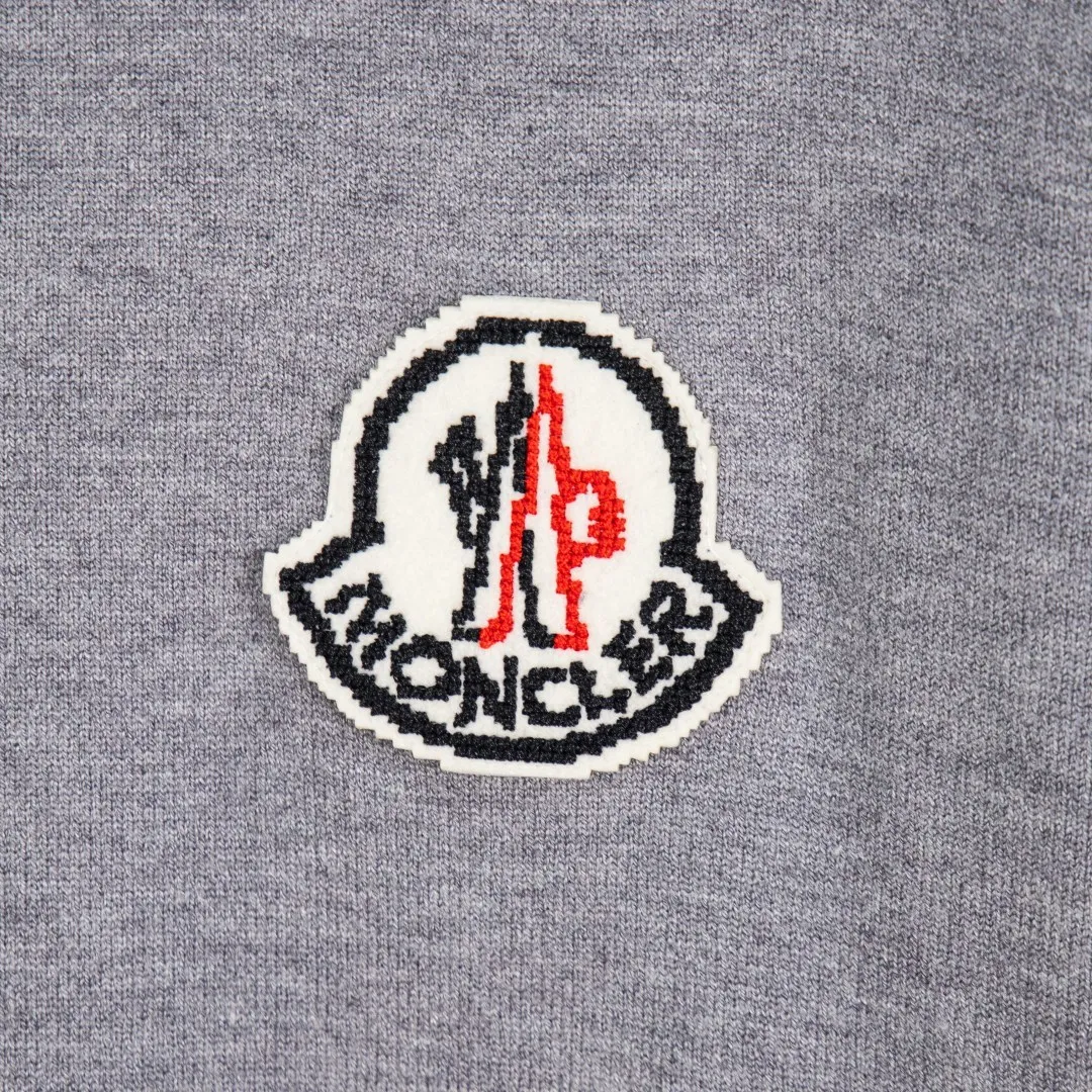 P290 zp version [exclusive supply] MONCLER/mask 2025Fw Classic chest badge logo letter logo Simple casual pullover sweater Imported wool blended fabric Upgraded, inspired by the 1980s retro Original fabric Official same style Round neck Long sleeve suit Customized mesh sweater knitted fabric Very comfortable feel The latest brick cabinet synchronization in spring and summer Fashionable and individual Super versatile and good-looking style Very suitable for both men and women A must-have hang tag Collar label: washed wheat, three labels complete Color: Black White Gray Size: M L XL 2XL 3XL Number: YK10501