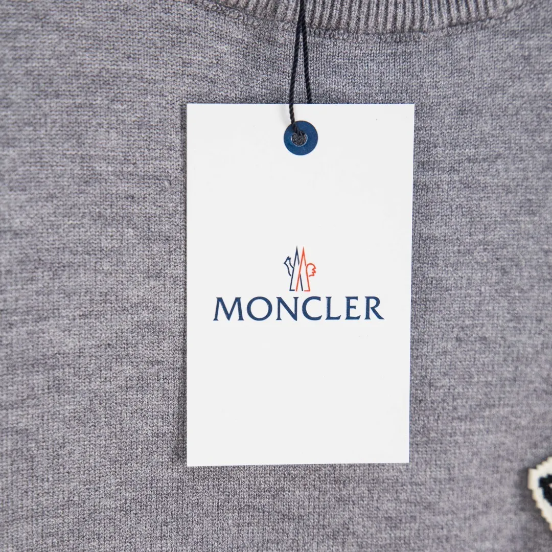 P290 zp version [exclusive supply] MONCLER/mask 2025Fw Classic chest badge logo letter logo Simple casual pullover sweater Imported wool blended fabric Upgraded, inspired by the 1980s retro Original fabric Official same style Round neck Long sleeve suit Customized mesh sweater knitted fabric Very comfortable feel The latest brick cabinet synchronization in spring and summer Fashionable and individual Super versatile and good-looking style Very suitable for both men and women A must-have hang tag Collar label: washed wheat, three labels complete Color: Black White Gray Size: M L XL 2XL 3XL Number: YK10501