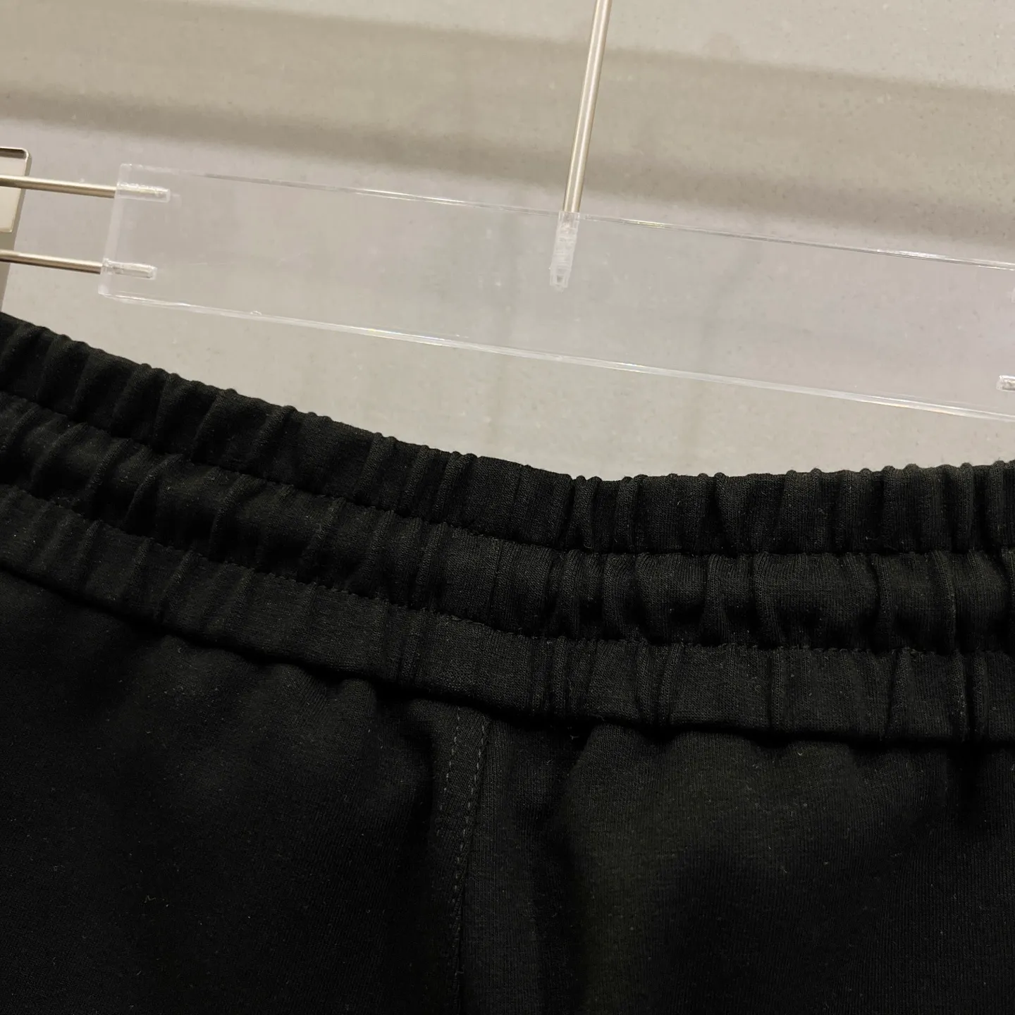 P180 MONCLER/Mask Customized space cotton shorts Contrasting color design simple brand Zhangzi LOGO process logo Official synchronization High version High quality Fashion personality Versatile trend Pure original quality Original fabric Hang tag Collar label Washed wheat Complete three standards Color: Black. Apricot. Size: XS-L