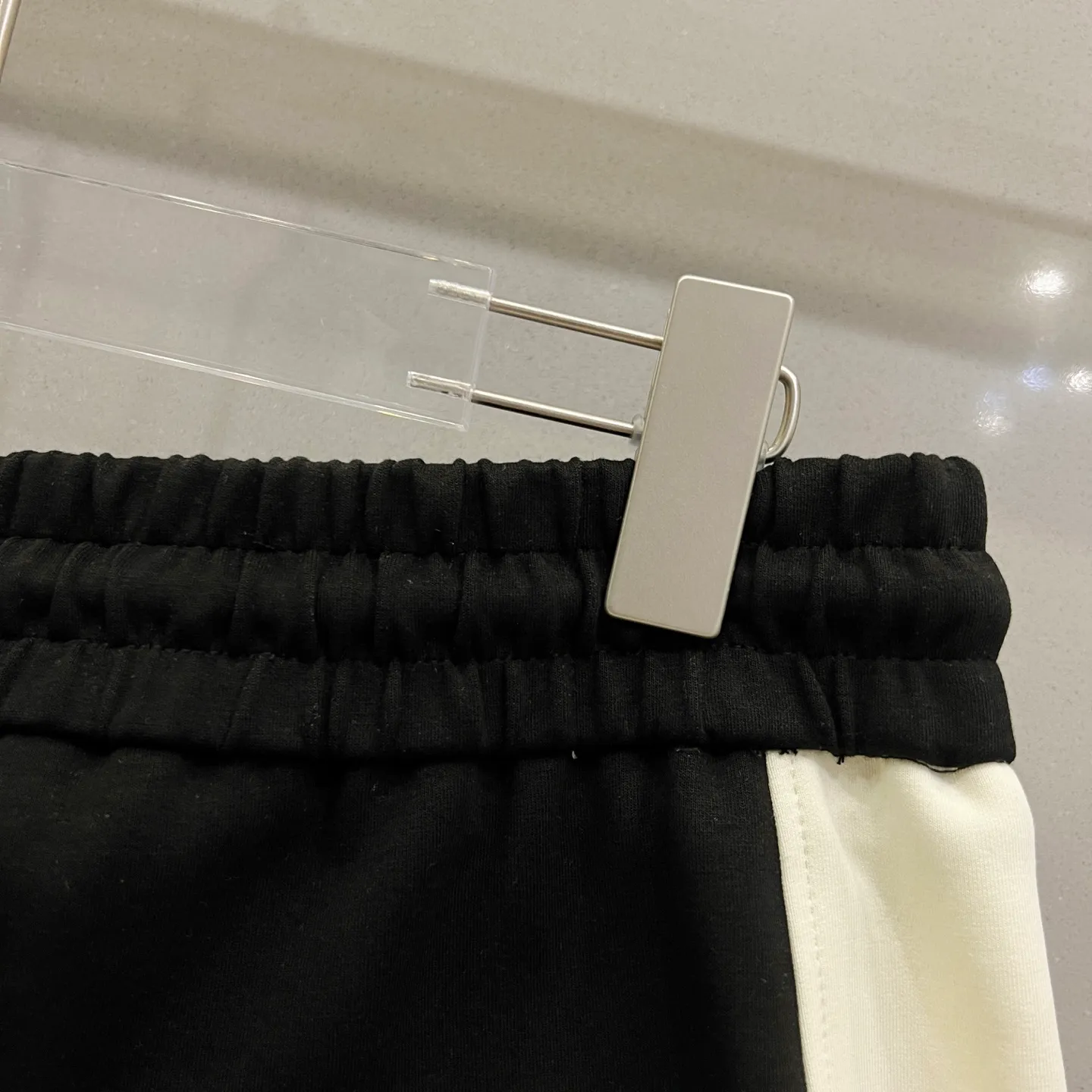 P180 MONCLER/Mask Customized space cotton shorts Contrasting color design simple brand Zhangzi LOGO process logo Official synchronization High version High quality Fashion personality Versatile trend Pure original quality Original fabric Hang tag Collar label Washed wheat Complete three standards Color: Black. Apricot. Size: XS-L