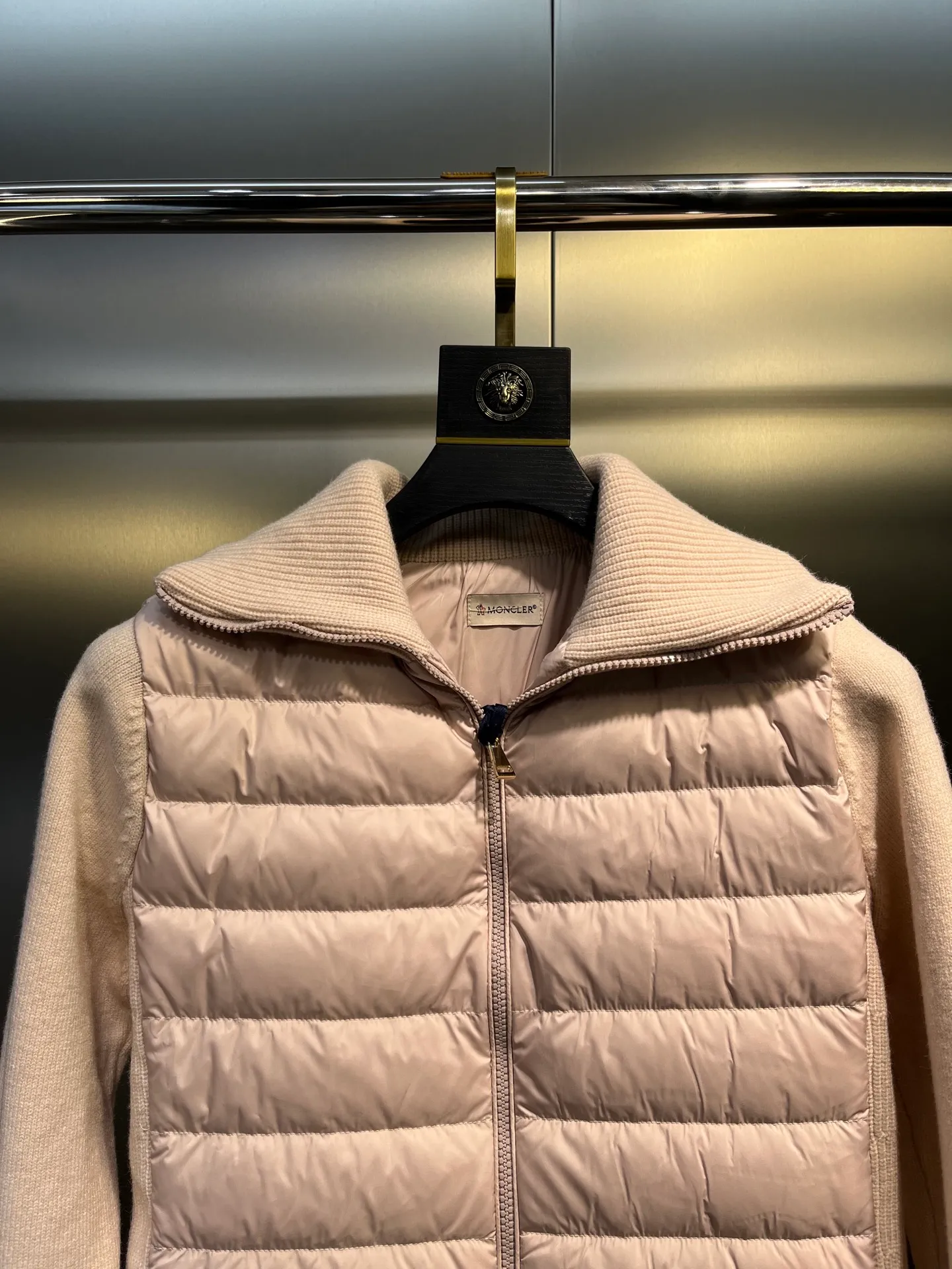 P780 MONCLER 25FW new autumn and winter men's padded wool zipper hoody. This wool hood is equipped with a padded down front and is a practical item suitable for multi-season wear. This hood features a quilted logo, highlighting the brand's heritage. Designed in a lightweight knit, it's a practical addition to your versatile wardrobe and can be easily worn in milder weather. Made of wool Longue saison lining Longue saison front, filled with down Rib knit 12 gauge Thick soft hood Zip closure Pockets Sizes: S-XL