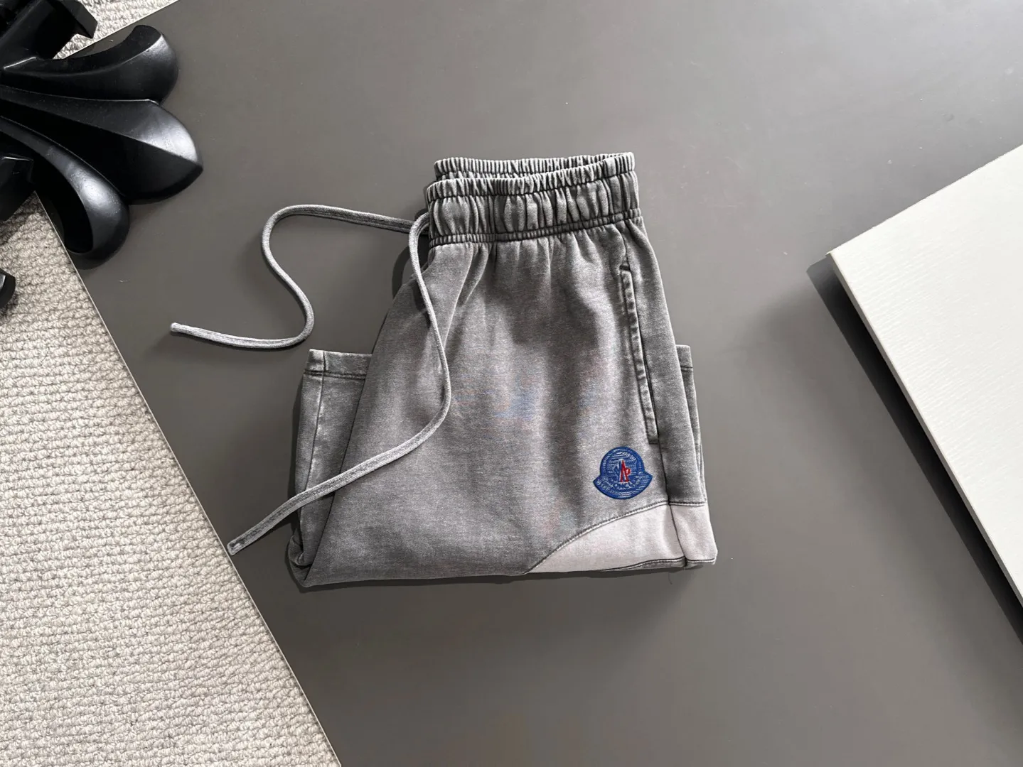 Next day shipment P300 High quality MONCLER/muzzle 2025 spring and summer new style high-definition elastic band casual solid color loose shorts, made with machines imported from Italy. The hem of the trousers is stitched with two needles. The stitching is fine and firm. The fabric is customized at the counter and has high breathability and comfort. The details are impeccable. The brand element design concept reflects high quality. It feels delicate and soft! It presents a casual cut and the upper body shape is great! Size: S-XXL