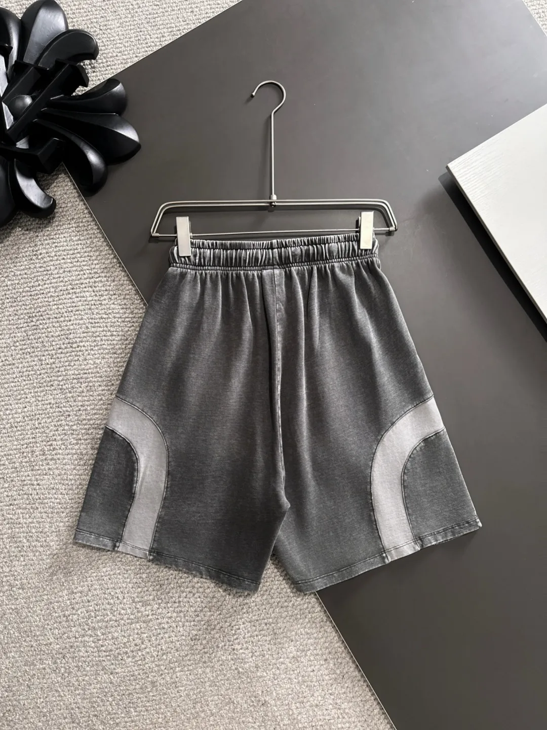 Next day shipment P300 High quality MONCLER/muzzle 2025 spring and summer new style high-definition elastic band casual solid color loose shorts, made with machines imported from Italy. The hem of the trousers is stitched with two needles. The stitching is fine and firm. The fabric is customized at the counter and has high breathability and comfort. The details are impeccable. The brand element design concept reflects high quality. It feels delicate and soft! It presents a casual cut and the upper body shape is great! Size: S-XXL