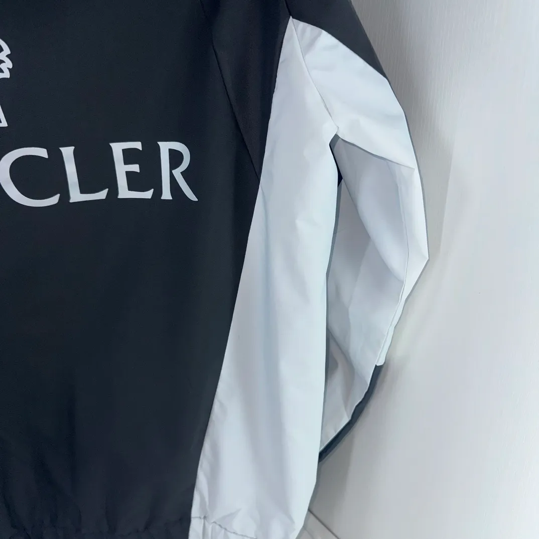 P430, new model on sale 🎬 MONCLER new model for spring, autumn and winter, black and white color matching windbreaker hooded jacket! Classic chest logo embellishment design. Letter printing on the back ~ makes the whole thing more fashionable, comfortable, skin-friendly, and breathable. It is practical for daily commuting and leisure. Exclusive top-grade customized fabric, simple and elegant, clean and neat tailoring, soft and dry to the touch, and the upper body effect is crisp and stylish. The three-dimensional cutting process and the pattern are all of high standards, and the silhouette version has the right benefits! It is not tight at all, and with so many top-quality raw materials, it creates a high-end product with unparalleled value, and the upper body effect is super good-looking! Color: Black Size: M-2XL