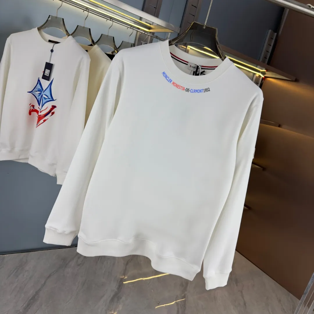 P210 high version sweatshirt) 📦With exclusive packaging📦 [Long-term ready stock] Upgraded version "Mobile phone smart sensor ~ NFC chip armband ~ Directly to the official website for anti-counterfeiting" 〖 𝐌𝐎𝐍𝐂𝐋𝐄𝐑 ~ Mouth covering〗 2025 new high quality, using 450 grams of heavyweight fabric Different from the market currency, you can mix and match everything at will and you will be handsome😎The whole clothes is made of double waistcoats. The double waistcoats make the whole dress more three-dimensional. It is not an ordinary factory that can do such fine work. 2025 autumn and winter new style, on sale at the counter, exquisite printed round neck terry sweatshirt. High-end double-ply cotton. Customized stretch ribs are dyed in the same vat. Three standards are complete. It is matched with digital printing patterns and is very breathable. Same style for men and women. Color: black, white, apricot. Size: S M L XL 2XL