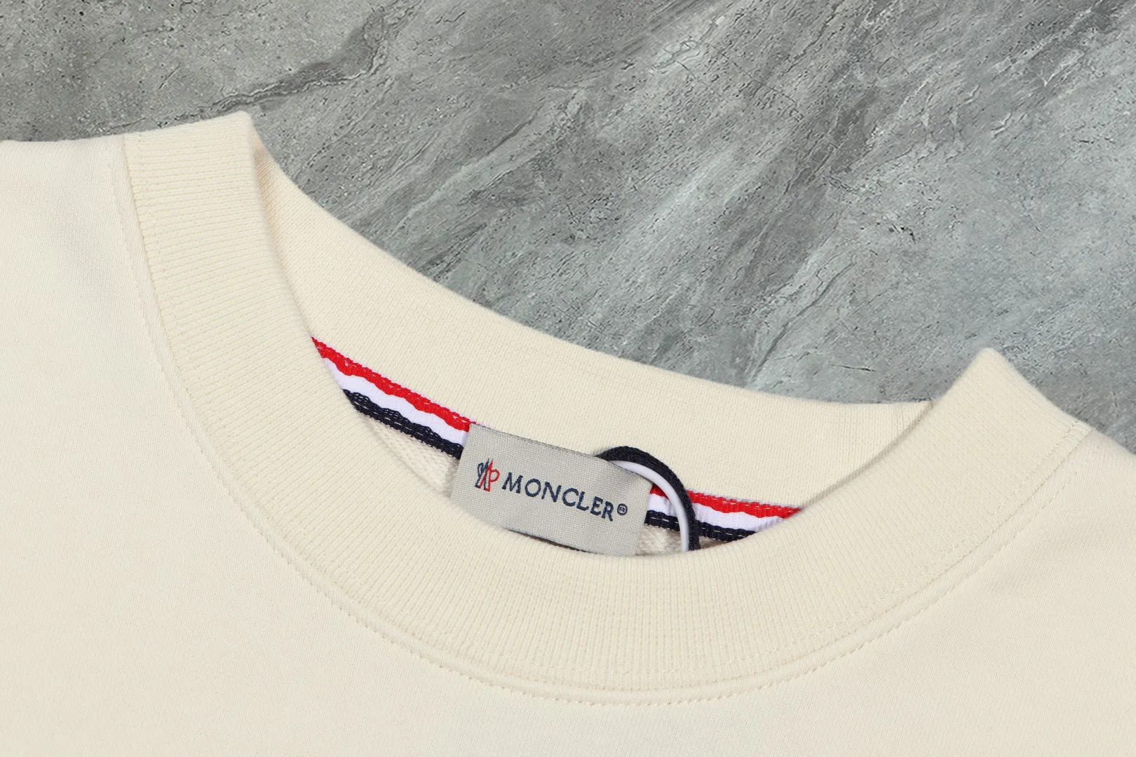 P210 high version sweatshirt) 📦Support exchange after the year📦 [Long-term ready stock] 〖 𝐌𝐎𝐍𝐂𝐋𝐄𝐑~Mask〗 Made of 440g heavyweight fabric Different from the market currency, you can match it with anything and it will be handsome😎The whole dress is made of double waistcoats. The double waistcoat method makes the whole dress more three-dimensional. It is not something that ordinary factories can do. 2025 T stage spring catwalk version, on sale at the counter, round neck terry sweatshirt. High-end double-strand pure cotton. Customized stretch ribs are dyed in the same vat. Complete with three standards. Matched with exquisite embroidered LOGO on the chest, simple and advanced. Same style for men and women. Color: black, apricot, white Size: S M L XL 2XL