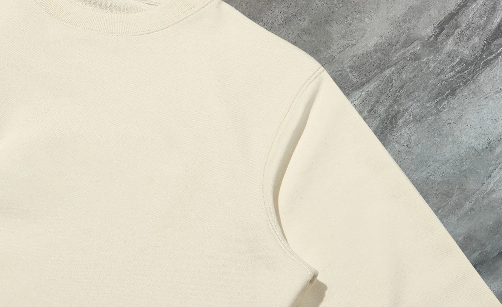 P210 high version sweatshirt) 📦Support exchange after the year📦 [Long-term ready stock] 〖 𝐌𝐎𝐍𝐂𝐋𝐄𝐑~Mask〗 Made of 440g heavyweight fabric Different from the market currency, you can match it with anything and it will be handsome😎The whole dress is made of double waistcoats. The double waistcoat method makes the whole dress more three-dimensional. It is not something that ordinary factories can do. 2025 T stage spring catwalk version, on sale at the counter, round neck terry sweatshirt. High-end double-strand pure cotton. Customized stretch ribs are dyed in the same vat. Complete with three standards. Matched with exquisite embroidered LOGO on the chest, simple and advanced. Same style for men and women. Color: black, apricot, white Size: S M L XL 2XL