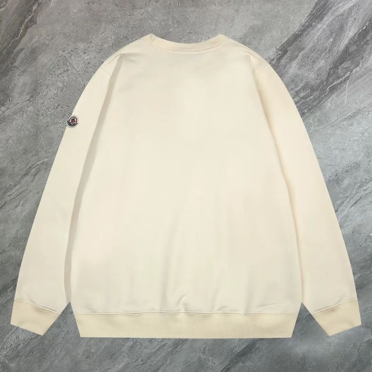 P210 high version sweatshirt) 📦Support exchange after the year📦 [Long-term ready stock] 〖 𝐌𝐎𝐍𝐂𝐋𝐄𝐑~Mask〗 Made of 440g heavyweight fabric Different from the market currency, you can match it with anything and it will be handsome😎The whole dress is made of double waistcoats. The double waistcoat method makes the whole dress more three-dimensional. It is not something that ordinary factories can do. 2025 T stage spring catwalk version, on sale at the counter, round neck terry sweatshirt. High-end double-strand pure cotton. Customized stretch ribs are dyed in the same vat. Complete with three standards. Matched with exquisite embroidered LOGO on the chest, simple and advanced. Same style for men and women. Color: black, apricot, white Size: S M L XL 2XL