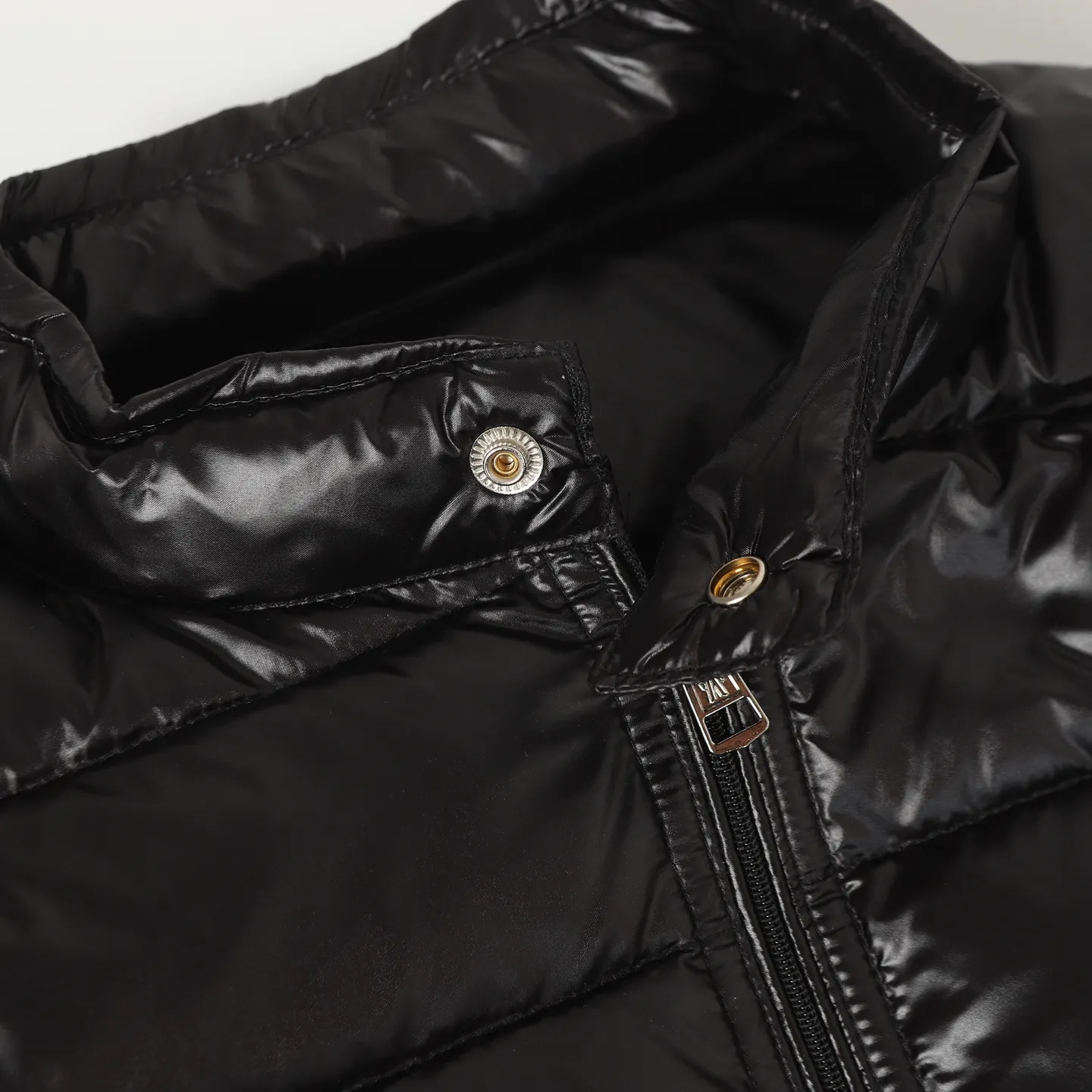 P700 Moncler/Meng Mouth Acorus Stand Collar Men's Classic Light Down Jacket Moncer/Meng Mouth # Acorus Stand Collar Men's Classic Light Down Jacket ➖ National standard 98 pure white duck down, 100% of the highest quality on the market, never misleading like goose down! ➖ 15D nylon fabric/lining is of the highest standard, never velvet! ➖ The original Velcro is durable, and the accessories and hardware are all custom-made from the original factory, 100% restoring the replica quality! ➖ Mengkou has been focusing on production for 10 years. The perfect combination of every link ensures the smoothness of each piece of clothing. It is the Rolls-Royce of down jackets!  ⛔No need for too much copywriting, focus and professionalism! Color: black/grey Size: 1/2/3/4/5