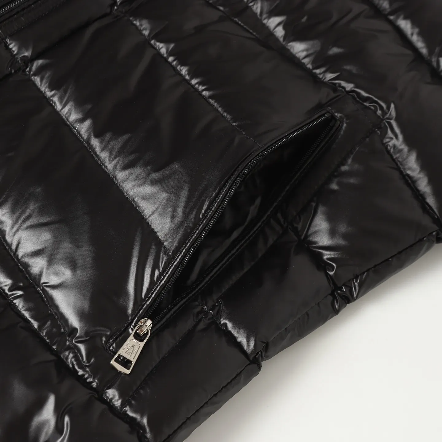 P700 Moncler/Meng Mouth Acorus Stand Collar Men's Classic Light Down Jacket Moncer/Meng Mouth # Acorus Stand Collar Men's Classic Light Down Jacket ➖ National standard 98 pure white duck down, 100% of the highest quality on the market, never misleading like goose down! ➖ 15D nylon fabric/lining is of the highest standard, never velvet! ➖ The original Velcro is durable, and the accessories and hardware are all custom-made from the original factory, 100% restoring the replica quality! ➖ Mengkou has been focusing on production for 10 years. The perfect combination of every link ensures the smoothness of each piece of clothing. It is the Rolls-Royce of down jackets!  ⛔No need for too much copywriting, focus and professionalism! Color: black/grey Size: 1/2/3/4/5