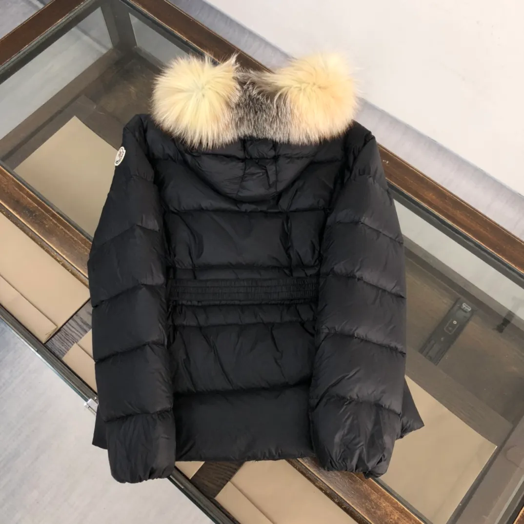 P980 ——————Women’s model💛💛💛 MONCLER Hooded down jacket for women, the original version is made 1:1. It has an elastic waistband at the back, plus a color matching activity belt. The fabric is soft and comfortable, 90 velvet has good fluffiness, and the slim fit upper body is light and neat, keeping warm and not bloated✨👍 Real shot of oversized fox 🦊fur collar👇 Color: black Size: 1234 (shipped next day)