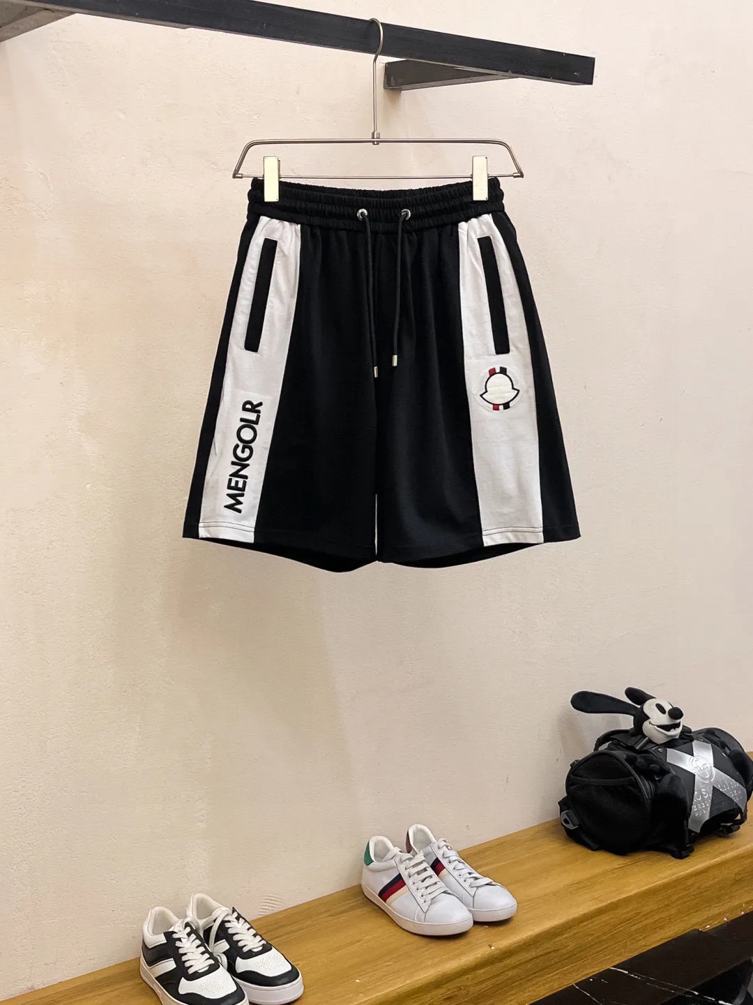 P560 Brand [MONCLER Mouth Covered] 2025 round neck short-sleeved shorts suit. The pure cotton fabric upper body will not be stuffy, the smooth and comfortable skin-friendly effect is more breathable, the fabric has its own texture, classic logo technology, a new interpretation from a unique angle, the first choice for fashion and versatility! Size: M-3XL (maximum wear: 190 pounds)