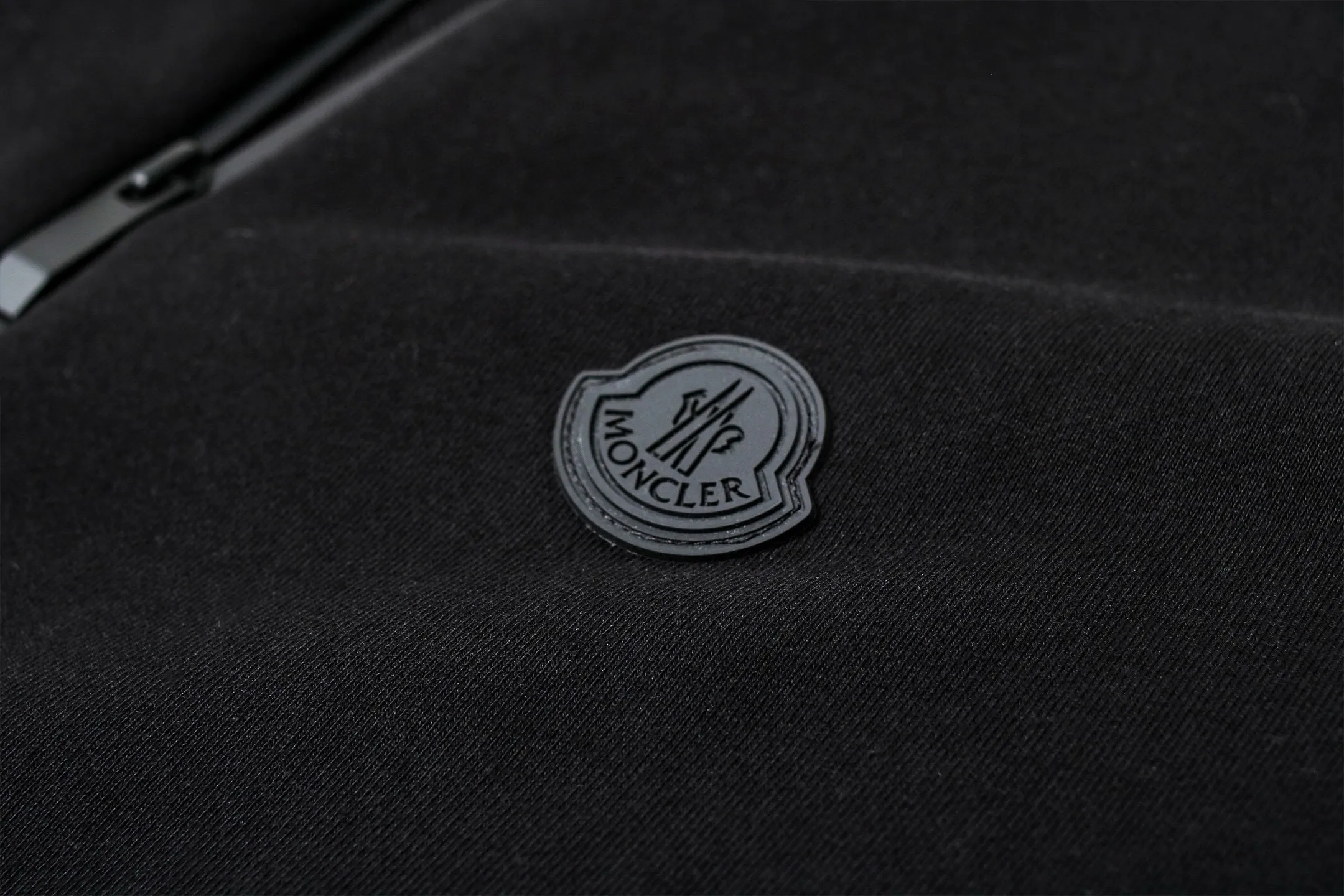 P450 [Exclusive supply] Moncler emblem stand collar solid color zipper jacket. Original purchase and development for 7,300. The fabric is made of 480 grams of Austrian cotton sweatshirt fabric, the lining is made of 180 grams of combed cotton plain weave, the ribs are made of 380 grams of 1*1 trendy brand ribs, the fabric is fermented, high-temperature heat transfer, customized 1:1 chapter, customized 1:1 zipper, customized 1:1 trademark, fitted version. The overall wiring is straight and delicate, the fabric is comfortable and soft, and the color is consistent without color difference. It can be matched with the same style to create a fashionable look and suit various occasions. Size:S-M-L-XL