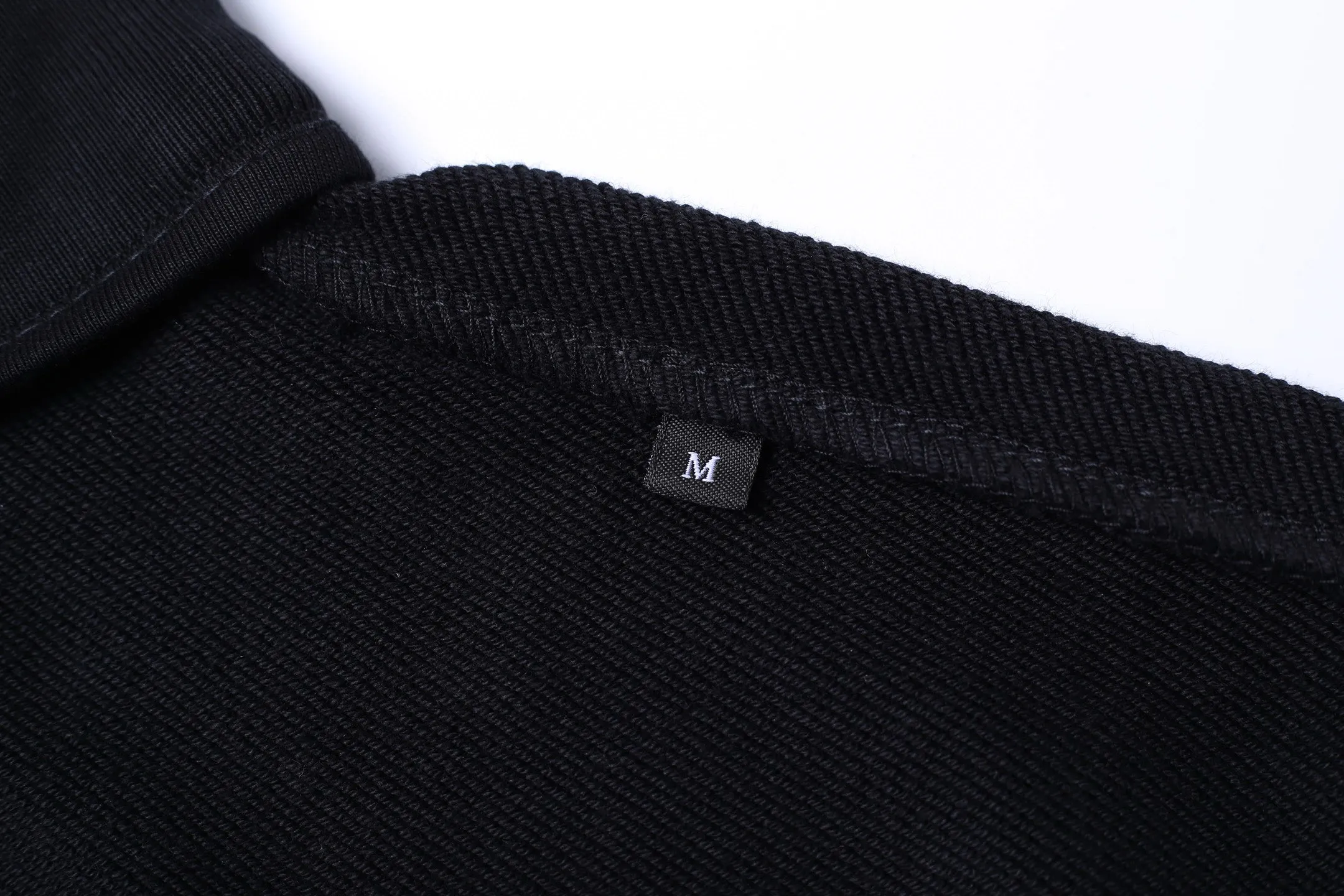 P450 [Exclusive supply] Moncler emblem stand collar solid color zipper jacket. Original purchase and development for 7,300. The fabric is made of 480 grams of Austrian cotton sweatshirt fabric, the lining is made of 180 grams of combed cotton plain weave, the ribs are made of 380 grams of 1*1 trendy brand ribs, the fabric is fermented, high-temperature heat transfer, customized 1:1 chapter, customized 1:1 zipper, customized 1:1 trademark, fitted version. The overall wiring is straight and delicate, the fabric is comfortable and soft, and the color is consistent without color difference. It can be matched with the same style to create a fashionable look and suit various occasions. Size:S-M-L-XL