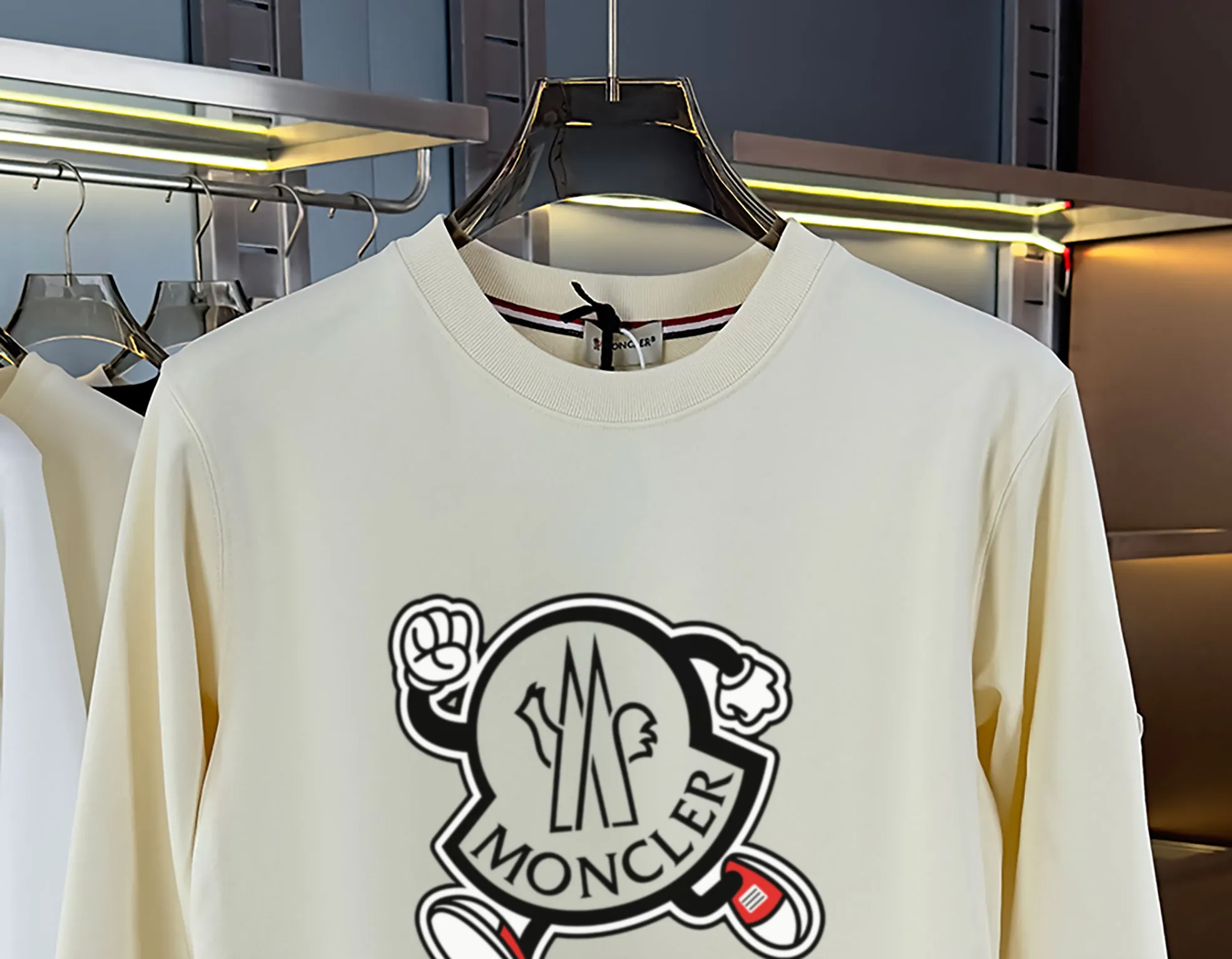 P210 high version sweatshirt) 📦With exclusive picture packaging📦 [Long-term ready stock] Upgraded version "Mobile phone smart sensor ~ NFC chip armband ~ Direct access to the official website anti-counterfeiting" 〖 𝐌𝐎𝐍𝐂𝐋𝐄𝐑 ~ Mouth covering〗 2025 new high quality, using 450g heavyweight fabric Different from the market currency, you can mix and match everything at will and you will be handsome😎The whole clothes is made of double waistcoats. The double waistcoats make the whole dress more three-dimensional. It is not an ordinary factory that can do such fine work. 2025 autumn and winter new style, on sale at the counter, exquisite printed round neck terry sweatshirt. High-end double-ply cotton. Customized stretch ribs are dyed in the same vat. Three standards are complete. It is matched with digital printing patterns and is very breathable. Same style for men and women. Color: black, white, apricot. Size: S M L XL 2XL