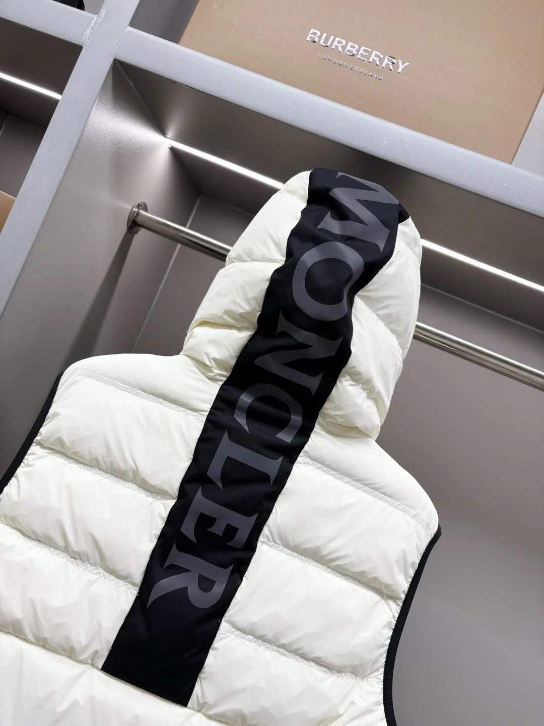 P760 Moncler's new logo down vest for the mouth, classic black and white style, same style for men and women, simple and high-end. Customized accessories at the counter, top-grade imported white duck down filling, both light and warm, bid farewell to bloat, easy to control fashion and temperature~ Hooded design, windproof and stylish, whether worn inside or outside, it can add points to the style, adapt to various styles, so that you can go out coolly in the cold season~ Size: M-XXXL Color: Black White