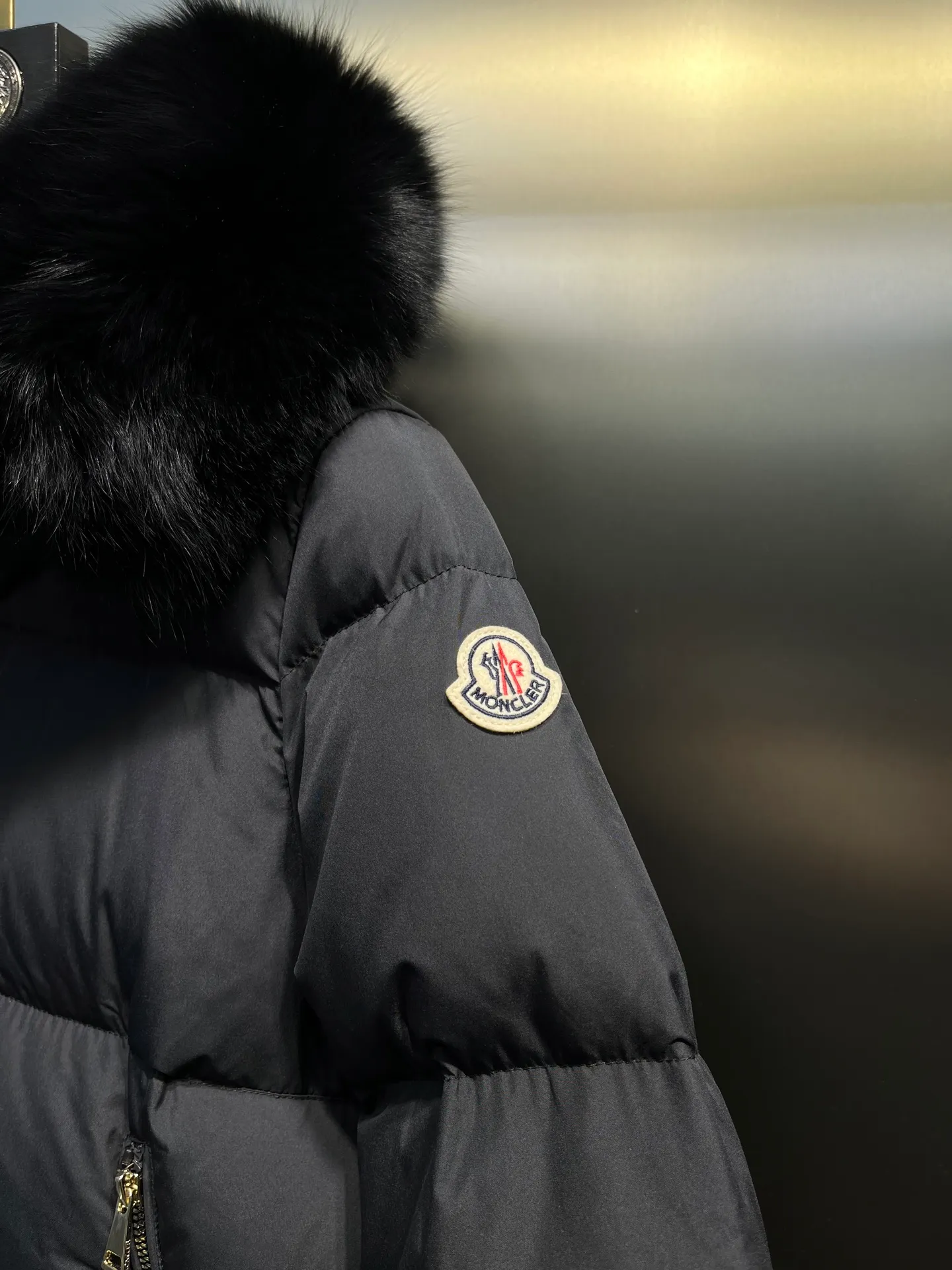 P960 moncler🌟 25s new autumn and winter classic doll version hooded fur collar down jacket. Original custom-made oversized raccoon fur collar. Memory silk fabric texture is awesome. Age-reducing girl style. A-line version casually matched to reduce age and fashion. National standard imported 90 velvet filling. Light, warm and comfortable. Original hardware accessories. Original mark and original mark. Full size: 1234