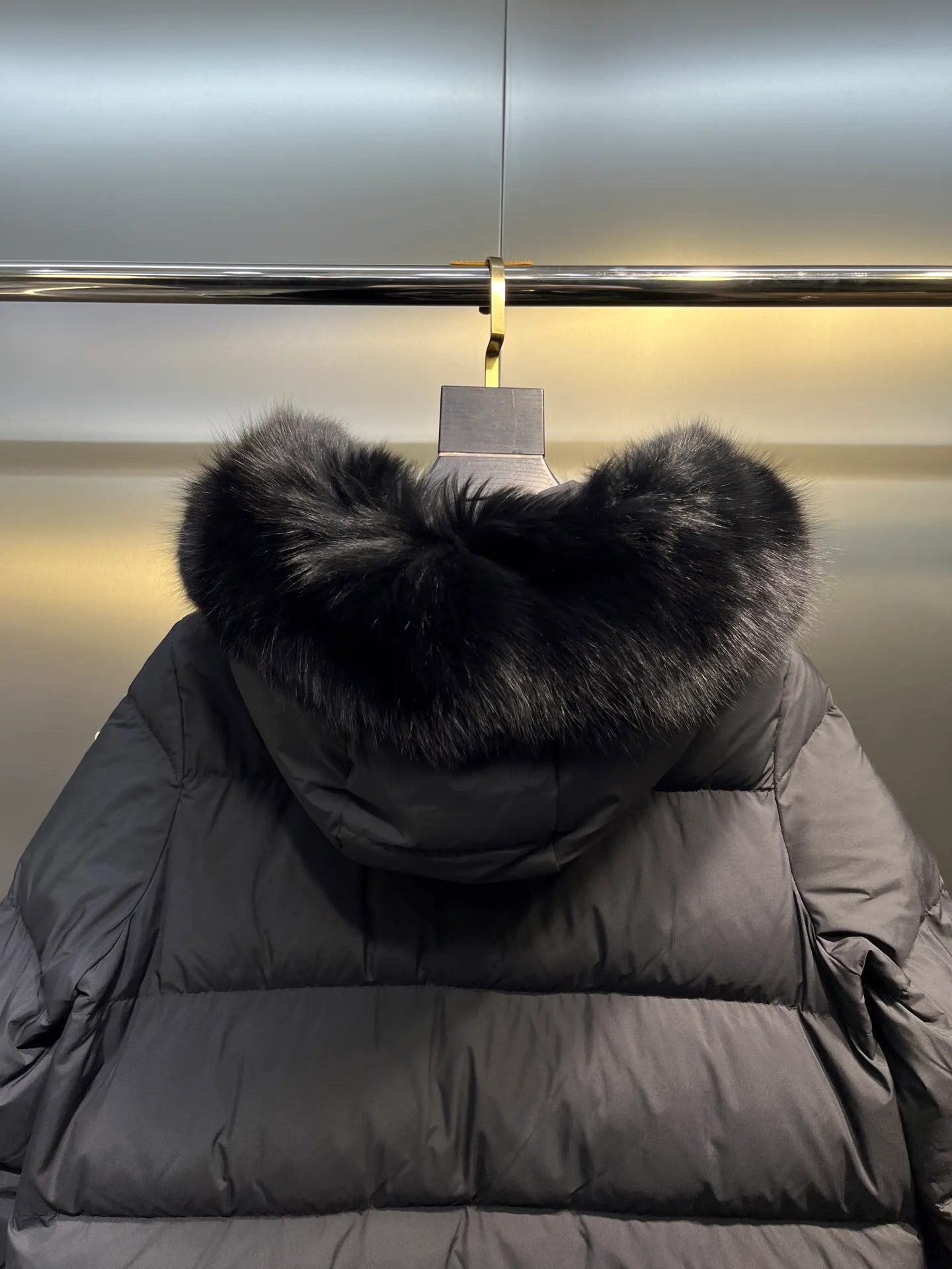 P960 moncler🌟 25s new autumn and winter classic doll version hooded fur collar down jacket. Original custom-made oversized raccoon fur collar. Memory silk fabric texture is awesome. Age-reducing girl style. A-line version casually matched to reduce age and fashion. National standard imported 90 velvet filling. Light, warm and comfortable. Original hardware accessories. Original mark and original mark. Full size: 1234
