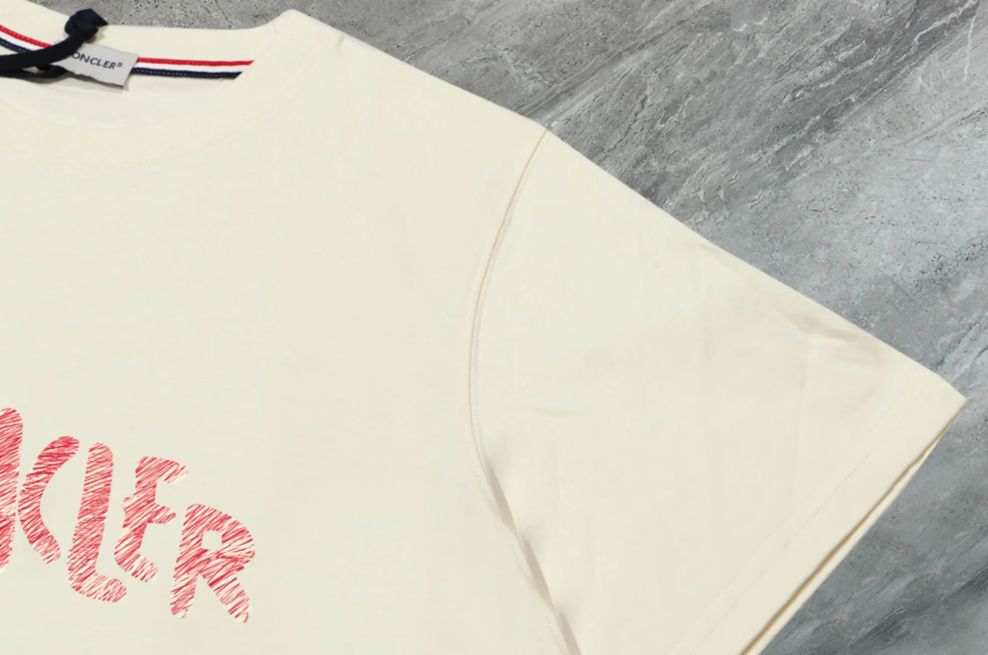 P140 💰Upgraded version "Mobile phone smart sensor ~ NFC chip armband ~ direct access to the official website for anti-counterfeiting" "Moncler ~ Mouth Mouth" 2025 new high-quality round neck short-sleeved T-shirt. The cuffs have imported embroidered labels. Customized dyeing, very comfortable to touch. Super versatile and good-looking short-sleeved. Complete with three labels. Non-market ordinary version. Feel free to compare. Quality is absolutely guaranteed! ‼ First of all, this original fabric is all custom-woven with 32-count double yarn fabric, 250G, and the weight is the same‼ Fine workmanship, double waistcoat method, double waistcoat method, double waistcoat method makes the whole dress more three-dimensional, which is not a craft that ordinary T-shirts can achieve🤪 Size: S-M-L-XL-2XL Color: black, white, apricot, same style for men and women