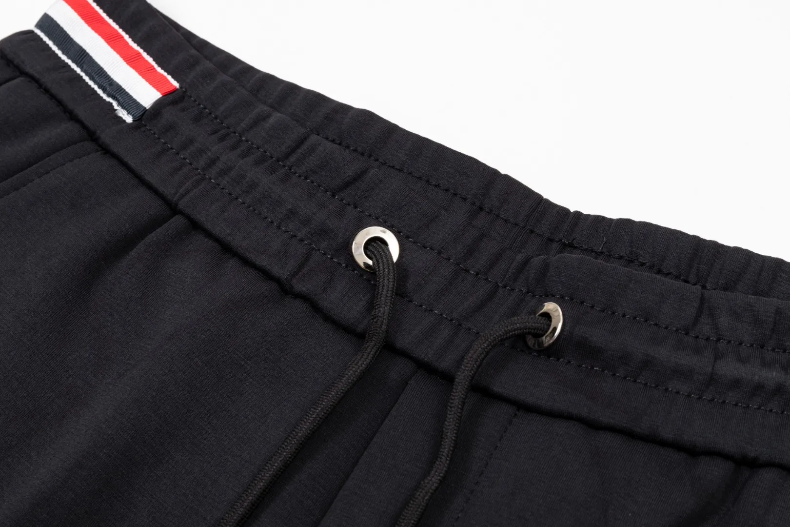 P290 Moncler 25 new autumn trousers European trade channels, direct delivery from Italian overseas warehouses, limited sales of overseas boutiques.  25SS new casual and fashionable sweatpants. This sweatpants adopts the design of big brands to create a fashionable trend. The details are exquisitely processed, showing super high quality.  The pants are embellished with iconic brand logos to highlight the brand style and create a fashionable and diverse look. Carefully crafted from 100% imported fabrics, they are soft and comfortable, and are skin-friendly and warm. They are a pair of pants that are comfortable both at home and when going out. You can just wear a jacket and a sweater to go out~ Color: Black Size: M L XL 2XL 3XL