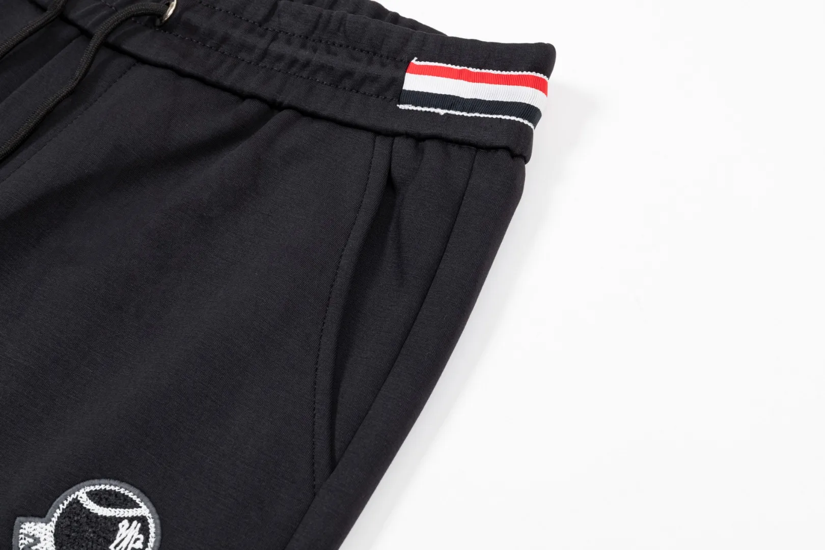 P290 Moncler 25 new autumn trousers European trade channels, direct delivery from Italian overseas warehouses, limited sales of overseas boutiques.  25SS new casual and fashionable sweatpants. This sweatpants adopts the design of big brands to create a fashionable trend. The details are exquisitely processed, showing super high quality.  The pants are embellished with iconic brand logos to highlight the brand style and create a fashionable and diverse look. Carefully crafted from 100% imported fabrics, they are soft and comfortable, and are skin-friendly and warm. They are a pair of pants that are comfortable both at home and when going out. You can just wear a jacket and a sweater to go out~ Color: Black Size: M L XL 2XL 3XL