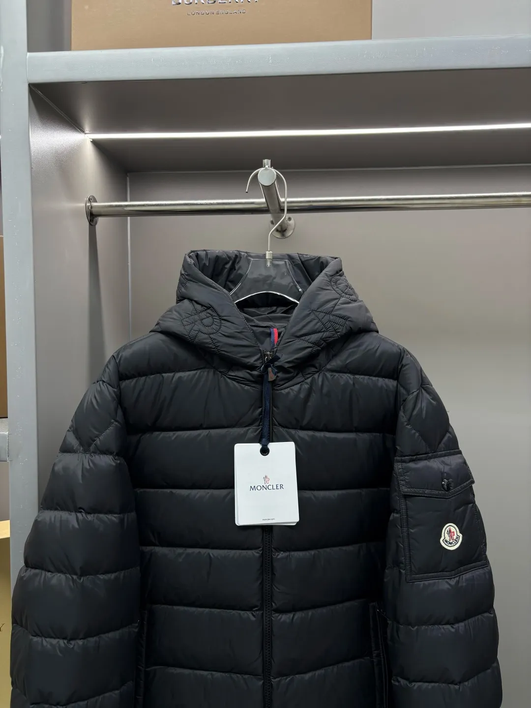 P990 Moncler new hooded down jacket. This down jacket is a warm "armor" in winter. It has a classic color scheme, is versatile and easy to wear, and has a high-end texture. The accessories are customized at the counter and are developed one-to-one from the original version. They are filled with imported top-quality white duck down. They are light but super warm. They feel no weight when worn and can easily withstand the cold. The hooded design is thoughtful and windproof, and the details are exquisite. Whether it is daily commuting or outdoor travel, it can be perfectly adapted to keep you fashionable and comfortable in the cold winter ~ Size: M-XXXL Color: Black Olive Green