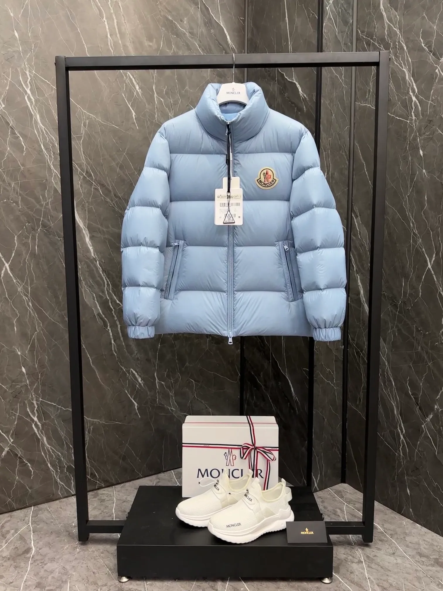 P780 Super King Fried ⬆️Moncler Citala short men's down jacket. Looking at it, there is no other version on the market that can beat it. 130w + one ton of special European duck neck down filling. 850+ fill power, I am twice as thick as the market version, but twice as light. (⚠️ Hot color matching, small inventory, order expedited) The Citala men's short down jacket is made of lightweight fabric in pop colors, emphasizing the youthfulness of the collection. Made from lightweight nylon with a longue saison lining, the Citala down jacket is comfortable and warm without being bulky. This cropped down jacket has a comfortable fit, a signature turtleneck and a quilted, checkered silhouette. Details •Made from lightweight nylon fabric •Longue saison lining •Filled with down (⚠️Premium duck down) •Stand collar •Zip closure •Zip pockets •Elastic cuffs and hem •Felt logo patch Size : 1-5 Couple size. D9875065650