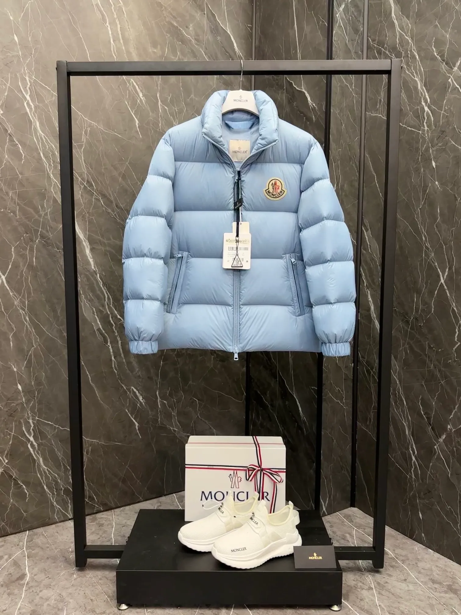 P780 Super King Fried ⬆️Moncler Citala short men's down jacket. Looking at it, there is no other version on the market that can beat it. 130w + one ton of special European duck neck down filling. 850+ fill power, I am twice as thick as the market version, but twice as light. (⚠️ Hot color matching, small inventory, order expedited) The Citala men's short down jacket is made of lightweight fabric in pop colors, emphasizing the youthfulness of the collection. Made from lightweight nylon with a longue saison lining, the Citala down jacket is comfortable and warm without being bulky. This cropped down jacket has a comfortable fit, a signature turtleneck and a quilted, checkered silhouette. Details •Made from lightweight nylon fabric •Longue saison lining •Filled with down (⚠️Premium duck down) •Stand collar •Zip closure •Zip pockets •Elastic cuffs and hem •Felt logo patch Size : 1-5 Couple size. D9875065650
