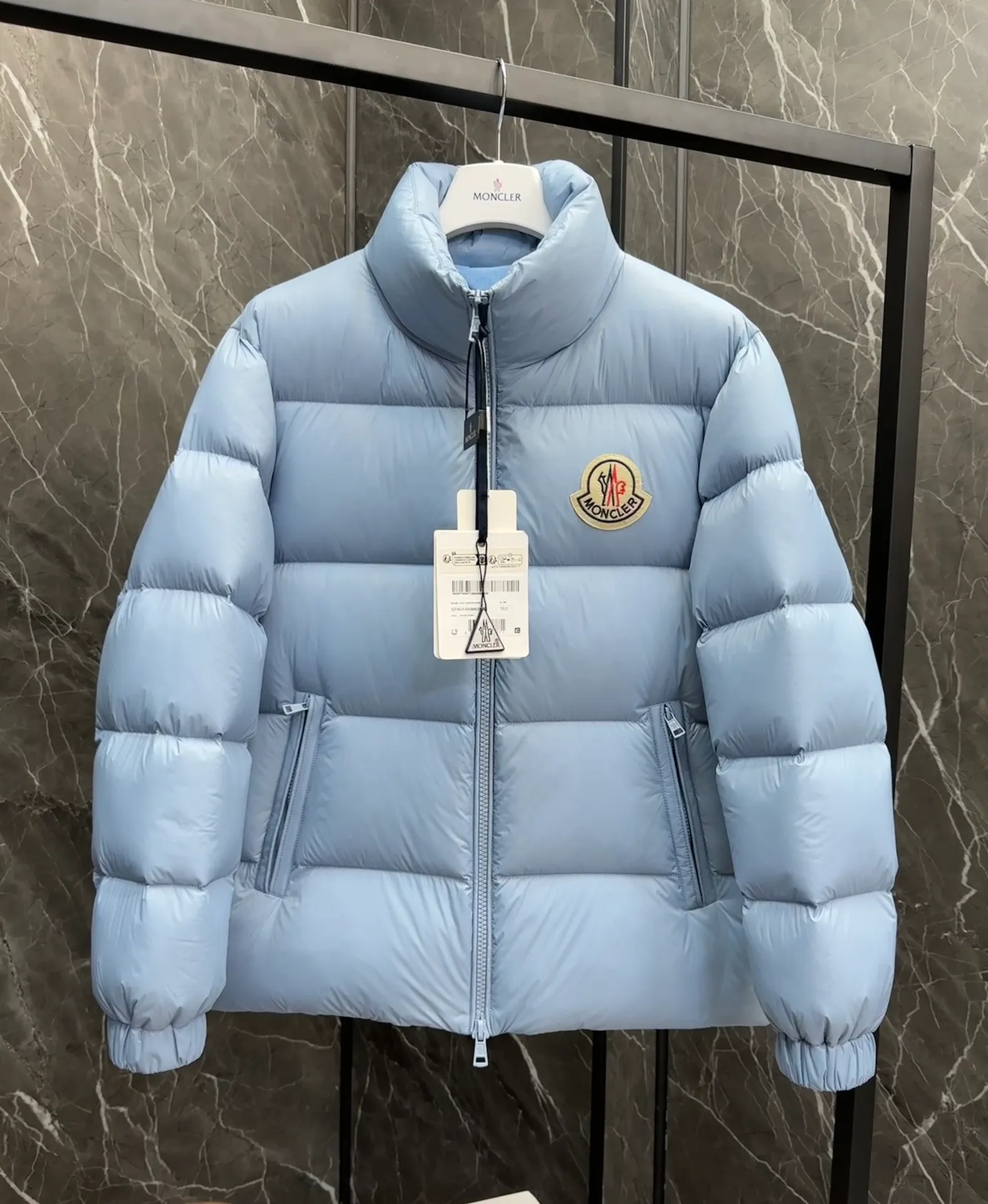 P780 Super King Fried ⬆️Moncler Citala short men's down jacket. Looking at it, there is no other version on the market that can beat it. 130w + one ton of special European duck neck down filling. 850+ fill power, I am twice as thick as the market version, but twice as light. (⚠️ Hot color matching, small inventory, order expedited) The Citala men's short down jacket is made of lightweight fabric in pop colors, emphasizing the youthfulness of the collection. Made from lightweight nylon with a longue saison lining, the Citala down jacket is comfortable and warm without being bulky. This cropped down jacket has a comfortable fit, a signature turtleneck and a quilted, checkered silhouette. Details •Made from lightweight nylon fabric •Longue saison lining •Filled with down (⚠️Premium duck down) •Stand collar •Zip closure •Zip pockets •Elastic cuffs and hem •Felt logo patch Size : 1-5 Couple size. D9875065650