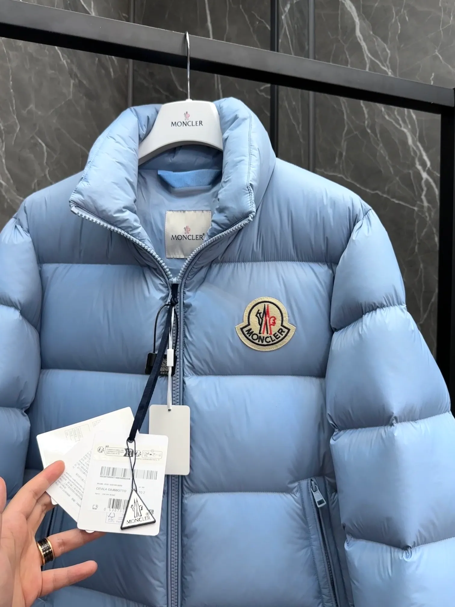 P780 Super King Fried ⬆️Moncler Citala short men's down jacket. Looking at it, there is no other version on the market that can beat it. 130w + one ton of special European duck neck down filling. 850+ fill power, I am twice as thick as the market version, but twice as light. (⚠️ Hot color matching, small inventory, order expedited) The Citala men's short down jacket is made of lightweight fabric in pop colors, emphasizing the youthfulness of the collection. Made from lightweight nylon with a longue saison lining, the Citala down jacket is comfortable and warm without being bulky. This cropped down jacket has a comfortable fit, a signature turtleneck and a quilted, checkered silhouette. Details •Made from lightweight nylon fabric •Longue saison lining •Filled with down (⚠️Premium duck down) •Stand collar •Zip closure •Zip pockets •Elastic cuffs and hem •Felt logo patch Size : 1-5 Couple size. D9875065650