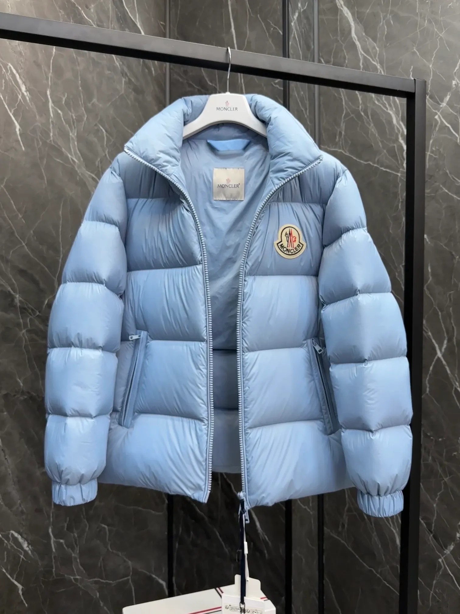 P780 Super King Fried ⬆️Moncler Citala short men's down jacket. Looking at it, there is no other version on the market that can beat it. 130w + one ton of special European duck neck down filling. 850+ fill power, I am twice as thick as the market version, but twice as light. (⚠️ Hot color matching, small inventory, order expedited) The Citala men's short down jacket is made of lightweight fabric in pop colors, emphasizing the youthfulness of the collection. Made from lightweight nylon with a longue saison lining, the Citala down jacket is comfortable and warm without being bulky. This cropped down jacket has a comfortable fit, a signature turtleneck and a quilted, checkered silhouette. Details •Made from lightweight nylon fabric •Longue saison lining •Filled with down (⚠️Premium duck down) •Stand collar •Zip closure •Zip pockets •Elastic cuffs and hem •Felt logo patch Size : 1-5 Couple size. D9875065650