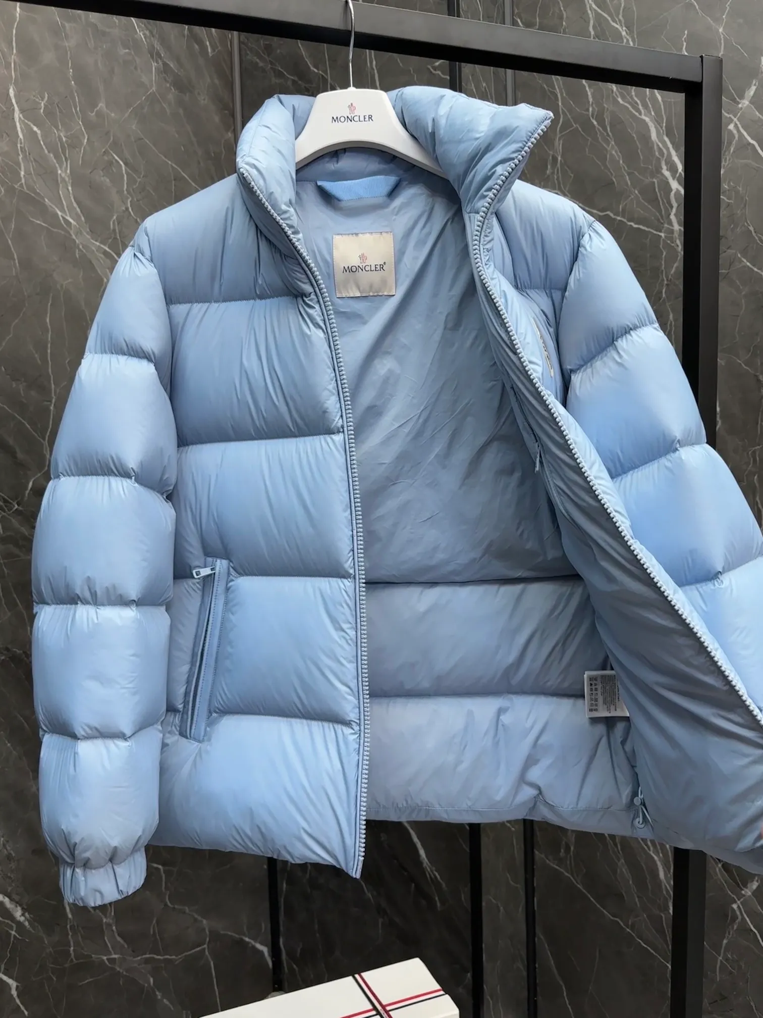 P780 Super King Fried ⬆️Moncler Citala short men's down jacket. Looking at it, there is no other version on the market that can beat it. 130w + one ton of special European duck neck down filling. 850+ fill power, I am twice as thick as the market version, but twice as light. (⚠️ Hot color matching, small inventory, order expedited) The Citala men's short down jacket is made of lightweight fabric in pop colors, emphasizing the youthfulness of the collection. Made from lightweight nylon with a longue saison lining, the Citala down jacket is comfortable and warm without being bulky. This cropped down jacket has a comfortable fit, a signature turtleneck and a quilted, checkered silhouette. Details •Made from lightweight nylon fabric •Longue saison lining •Filled with down (⚠️Premium duck down) •Stand collar •Zip closure •Zip pockets •Elastic cuffs and hem •Felt logo patch Size : 1-5 Couple size. D9875065650