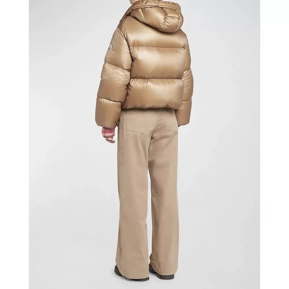 P920 Style number: Y122 Moncler Borey hooded down jacket m hood rope puff bread women's lightweight longue saison nylon down jacket, DIST certified, quilted design. Dropped shoulders, drawstring hood, and funnel neck for a casual and lazy look. Two-way zipper and snap button on the front, elastic hem and cuffs for better wind protection and warmth. The sleeves have hidden snap buttons that open and can be worn as a cape. 90 velvet filling. Color: black/coffee Size: 0/1/2