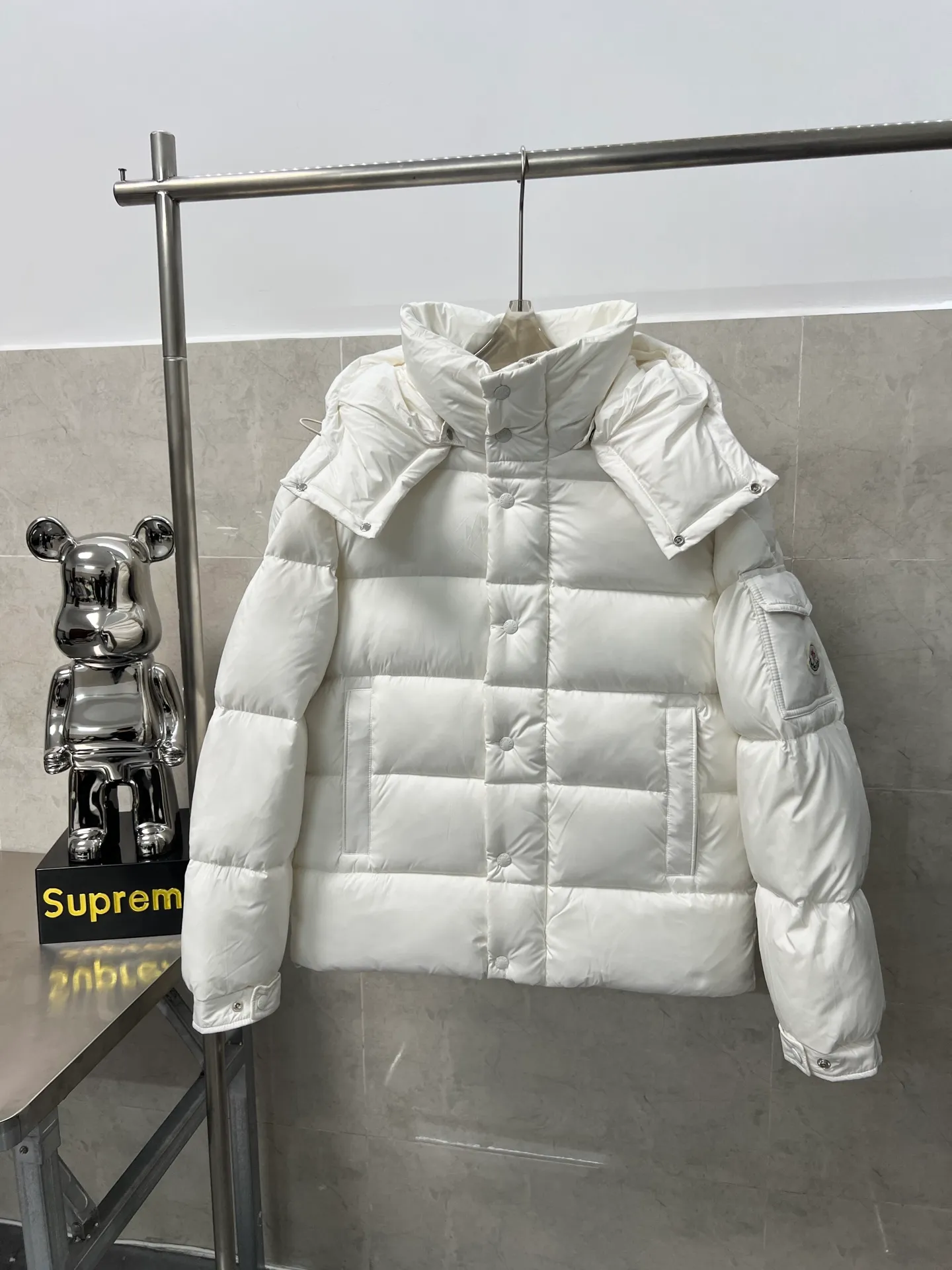 P820 ​​Moncler Mouth Matte Maya Short Down Jacket This short parka down jacket is made of longueSaion fabric. The garment is full of functional details to ensure warmth and care. Features removable hood, zip pockets, adjustable cuffs, and snap-zip flap fly. Logo embellished sleeves. It adds a unique touch to the overall shape while significantly improving the protective performance. Color: black, white, off-white, pearl white, pink. Size: 12345