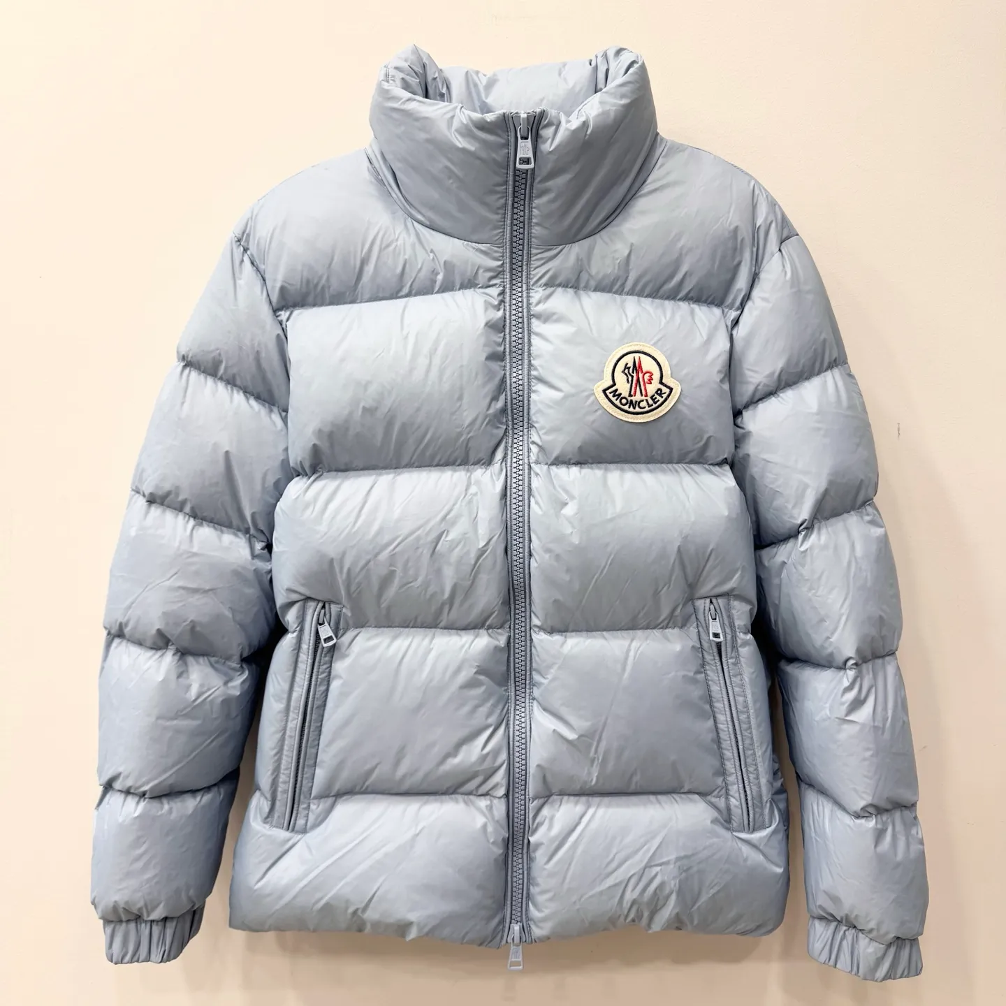 P840 Brand: MONCLER Filling: 90 white duck down Weight: 290 Size: 12345 Color: Black Blue Citala down jacket uses ultra-light nylon lining and longue saison to ensure a high degree of warmth without sacrificing lightness. The style features a comfortable fit, unique high collar and pudding quilting.    Made of ultralight nylon saison bench lining feather filling stand collar zipper closure zipper pockets elasticated cuffs and bottom of garment felt logo patch size and fit