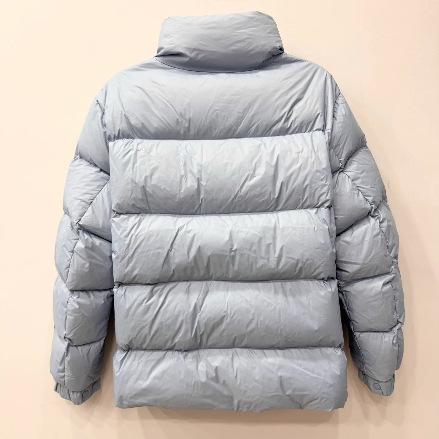 P840 Brand: MONCLER Filling: 90 white duck down Weight: 290 Size: 12345 Color: Black Blue Citala down jacket uses ultra-light nylon lining and longue saison to ensure a high degree of warmth without sacrificing lightness. The style features a comfortable fit, unique high collar and pudding quilting.    Made of ultralight nylon saison bench lining feather filling stand collar zipper closure zipper pockets elasticated cuffs and bottom of garment felt logo patch size and fit