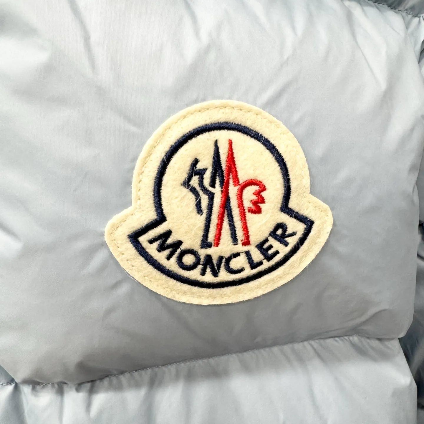 P840 Brand: MONCLER Filling: 90 white duck down Weight: 290 Size: 12345 Color: Black Blue Citala down jacket uses ultra-light nylon lining and longue saison to ensure a high degree of warmth without sacrificing lightness. The style features a comfortable fit, unique high collar and pudding quilting.    Made of ultralight nylon saison bench lining feather filling stand collar zipper closure zipper pockets elasticated cuffs and bottom of garment felt logo patch size and fit