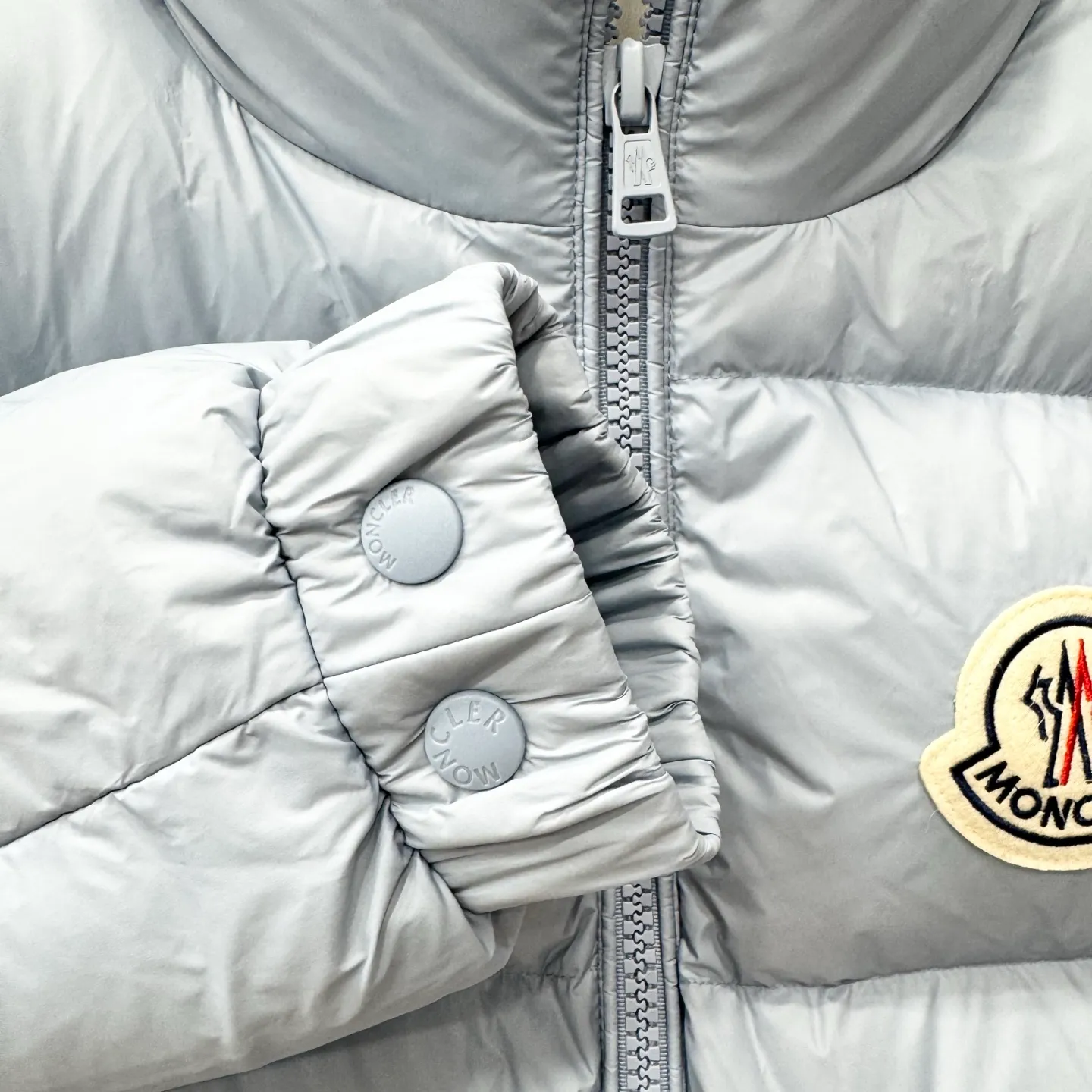 P840 Brand: MONCLER Filling: 90 white duck down Weight: 290 Size: 12345 Color: Black Blue Citala down jacket uses ultra-light nylon lining and longue saison to ensure a high degree of warmth without sacrificing lightness. The style features a comfortable fit, unique high collar and pudding quilting.    Made of ultralight nylon saison bench lining feather filling stand collar zipper closure zipper pockets elasticated cuffs and bottom of garment felt logo patch size and fit
