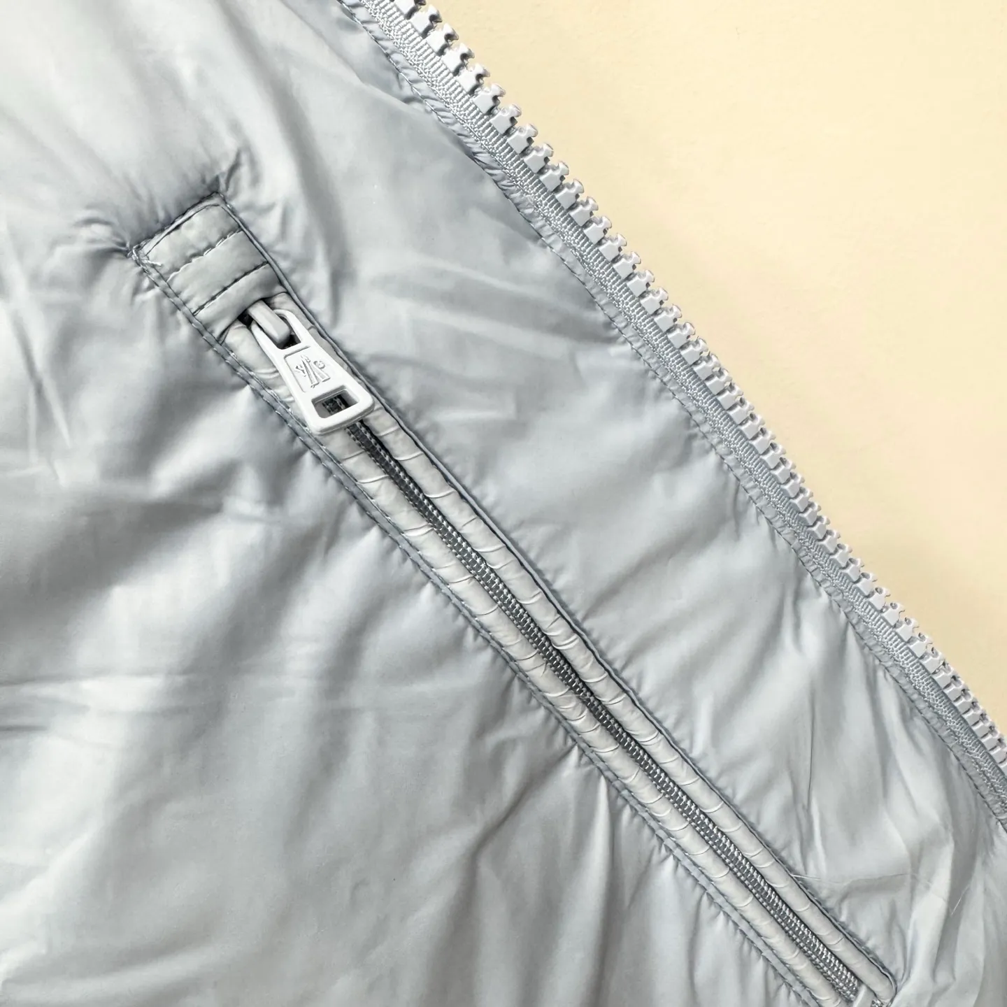 P840 Brand: MONCLER Filling: 90 white duck down Weight: 290 Size: 12345 Color: Black Blue Citala down jacket uses ultra-light nylon lining and longue saison to ensure a high degree of warmth without sacrificing lightness. The style features a comfortable fit, unique high collar and pudding quilting.    Made of ultralight nylon saison bench lining feather filling stand collar zipper closure zipper pockets elasticated cuffs and bottom of garment felt logo patch size and fit