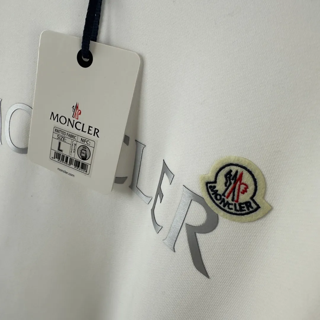 P210 high version sweatshirt) 📦With exclusive packaging📦 [Long-term ready stock] Upgraded version "Mobile phone smart sensor ~ NFC chip armband ~ Directly to the official website for anti-counterfeiting" 〖 𝐌𝐎𝐍𝐂𝐋𝐄𝐑 ~ Mouth covering〗 2025 new high quality, using 450 grams of heavyweight fabric Different from the market currency, you can mix and match everything at will and you will be handsome😎The whole clothes is made of double waistcoats. The double waistcoats make the whole dress more three-dimensional. It is not an ordinary factory that can do such fine work. 2025 autumn and winter new style, on sale at the counter, exquisite printed round neck terry sweatshirt. High-end double-ply cotton. Customized stretch ribs are dyed in the same vat. Three standards are complete. It is matched with digital printing patterns and is very breathable. Same style for men and women. Color: black, white, apricot. Size: S M L XL 2XL