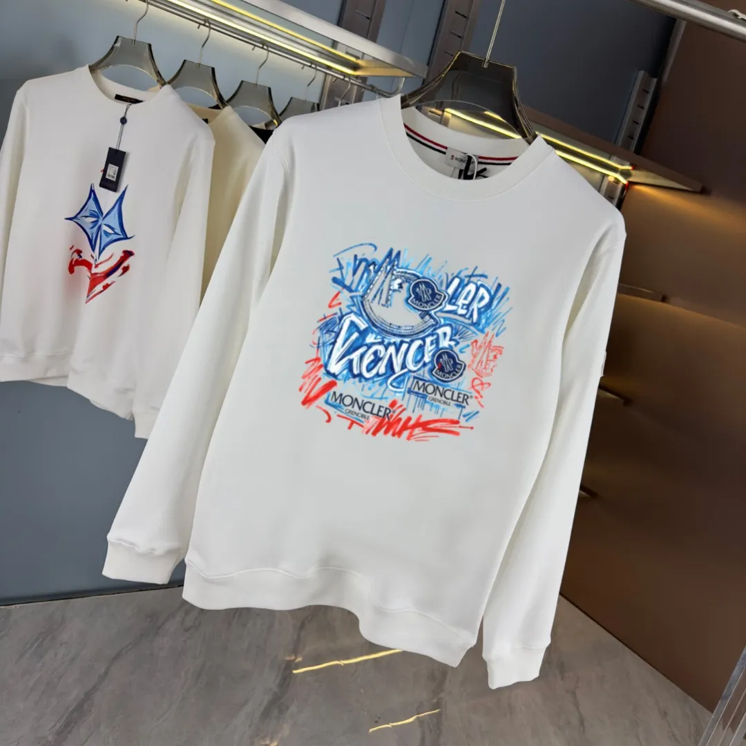P210 high version sweatshirt) 📦With exclusive packaging📦 [Long-term ready stock] Upgraded version "Mobile phone smart sensor ~ NFC chip armband ~ Directly to the official website for anti-counterfeiting" 〖 𝐌𝐎𝐍𝐂𝐋𝐄𝐑 ~ Mouth covering〗 2025 new high quality, using 450 grams of heavyweight fabric Different from the market currency, you can mix and match everything at will and you will be handsome😎The whole clothes is made of double waistcoats. The double waistcoats make the whole dress more three-dimensional. It is not an ordinary factory that can do such fine work. 2025 autumn and winter new style, on sale at the counter, exquisite printed round neck terry sweatshirt. High-end double-ply cotton. Customized stretch ribs are dyed in the same vat. Three standards are complete. It is matched with digital printing patterns and is very breathable. Same style for men and women. Color: black, white, apricot. Size: S M L XL 2XL