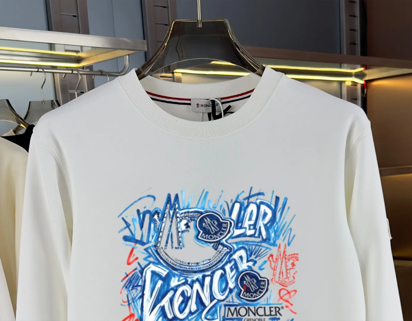 P210 high version sweatshirt) 📦With exclusive packaging📦 [Long-term ready stock] Upgraded version "Mobile phone smart sensor ~ NFC chip armband ~ Directly to the official website for anti-counterfeiting" 〖 𝐌𝐎𝐍𝐂𝐋𝐄𝐑 ~ Mouth covering〗 2025 new high quality, using 450 grams of heavyweight fabric Different from the market currency, you can mix and match everything at will and you will be handsome😎The whole clothes is made of double waistcoats. The double waistcoats make the whole dress more three-dimensional. It is not an ordinary factory that can do such fine work. 2025 autumn and winter new style, on sale at the counter, exquisite printed round neck terry sweatshirt. High-end double-ply cotton. Customized stretch ribs are dyed in the same vat. Three standards are complete. It is matched with digital printing patterns and is very breathable. Same style for men and women. Color: black, white, apricot. Size: S M L XL 2XL