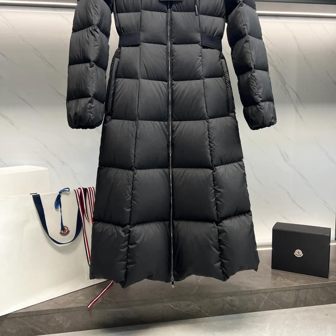 P1040 Premium Down ⬆️Moncler’s new winter product Faucon Long Women’s (⚠️Special grade goose down filling, tag barcode model number corresponds to the official website, tag has built-in NFC inductor anti-counterfeiting, this filling technology is in the skirt, super downy one) The popular Faucon Women’s Long Down is a must-have for the fugitive princess. It interprets classic items in new proportions, showing impeccable fashion style. Product Details Faucon long down is made of polyester fiber fabric and has a slim, wide silhouette with a nipped-in waist. The Longue saison lining is lightweight and the three-dimensional hood adds a finishing touch to the style. Made of polyester fabric •Longue saison lining •Down filling •Adjustable hood •Zipper closure •Zip pockets •Elastic waist •Logo patch Size: 0-3 Fairy Style