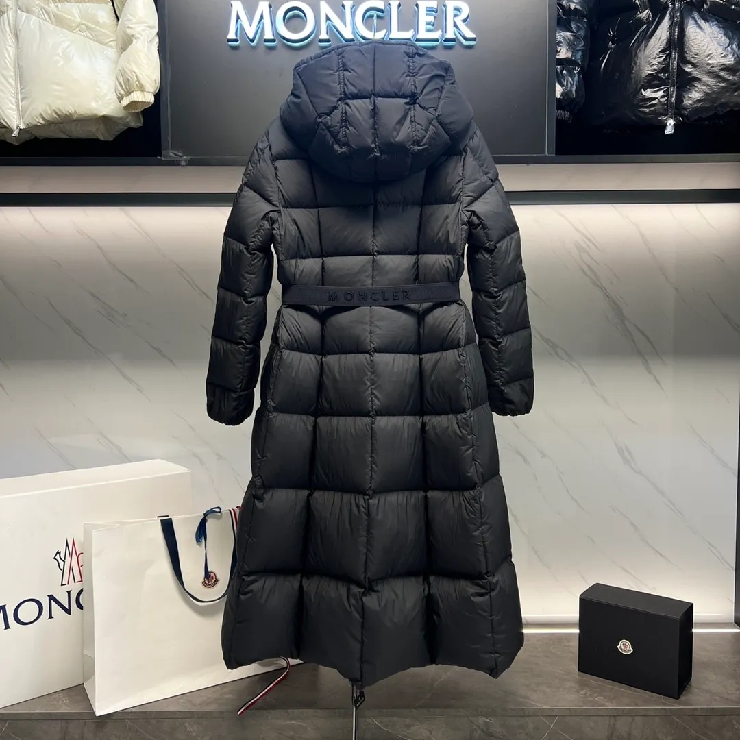 P1040 Premium Down ⬆️Moncler’s new winter product Faucon Long Women’s (⚠️Special grade goose down filling, tag barcode model number corresponds to the official website, tag has built-in NFC inductor anti-counterfeiting, this filling technology is in the skirt, super downy one) The popular Faucon Women’s Long Down is a must-have for the fugitive princess. It interprets classic items in new proportions, showing impeccable fashion style. Product Details Faucon long down is made of polyester fiber fabric and has a slim, wide silhouette with a nipped-in waist. The Longue saison lining is lightweight and the three-dimensional hood adds a finishing touch to the style. Made of polyester fabric •Longue saison lining •Down filling •Adjustable hood •Zipper closure •Zip pockets •Elastic waist •Logo patch Size: 0-3 Fairy Style