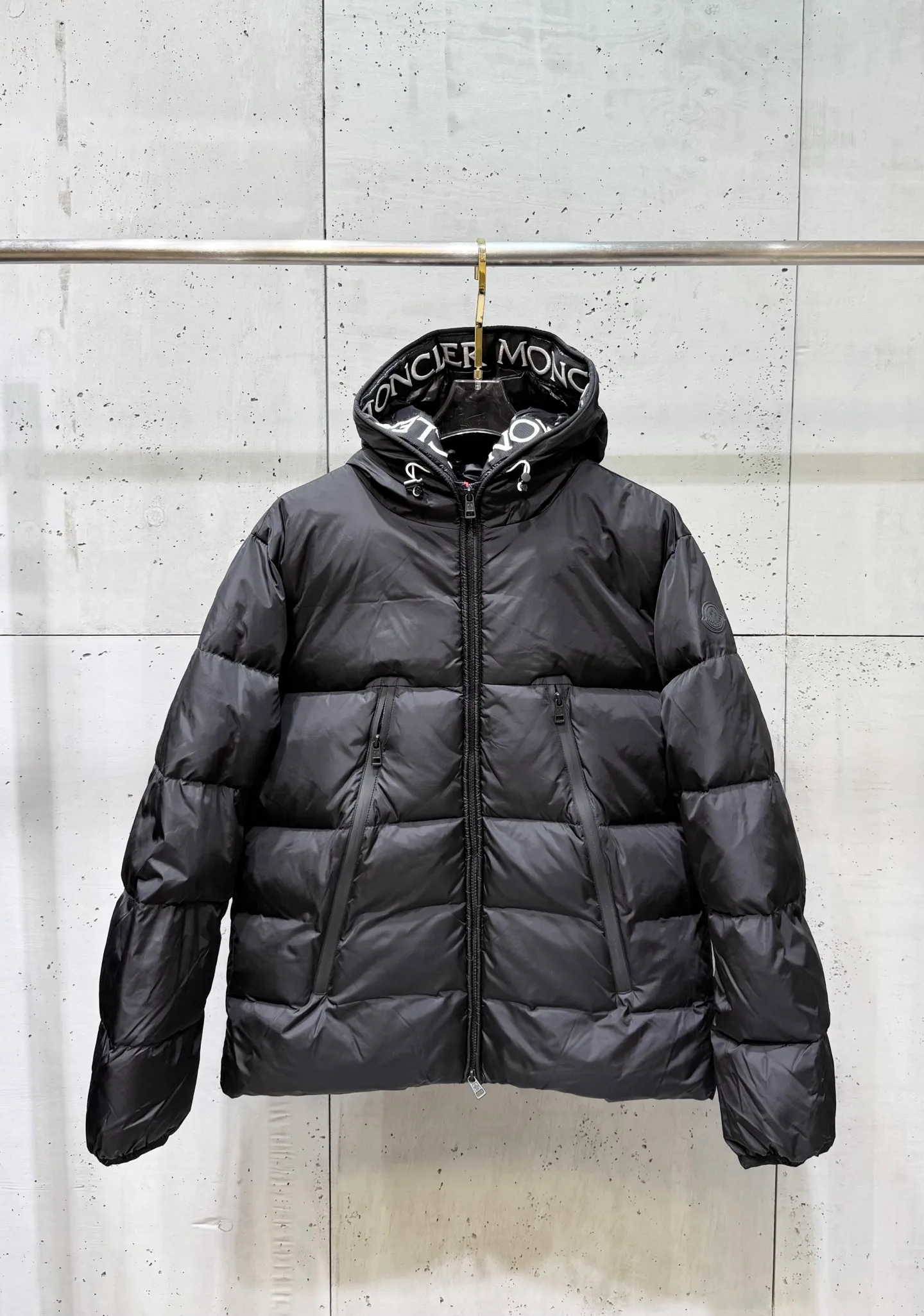 P800 Moncler down jacket with large webbing and embroidered letters, upgraded logo with induction anti-counterfeiting and the latest NFC anti-counterfeiting technology. Same style, filled with 90 white duck down fluffy and full, customer-supplied fabrics, original hardware molding, placket with large letters embroidered webbing, same style for men and women. Color code number: 1 2 3 4 5